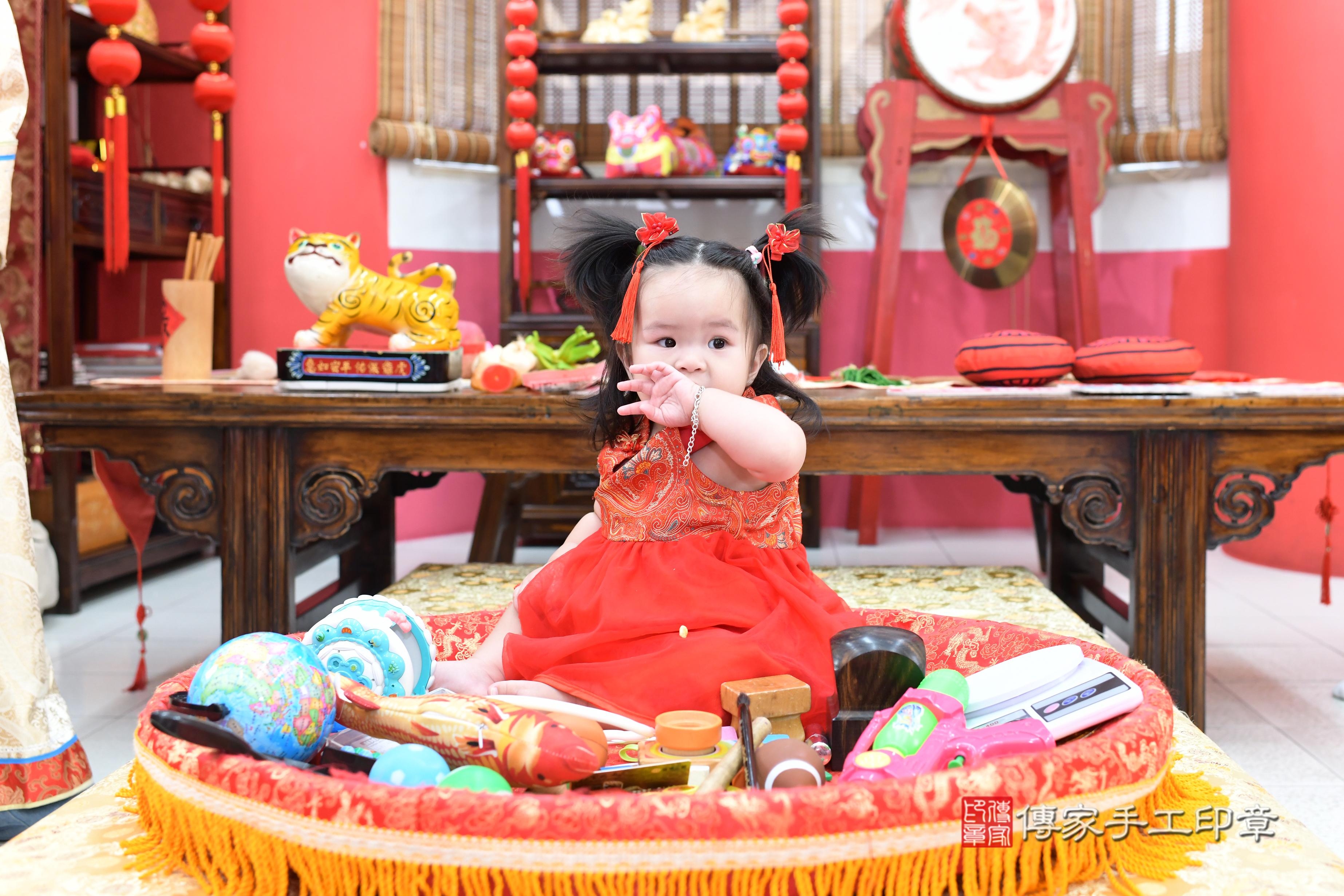 傳家手工印章高雄店、抓周、度脺、中國風會場、傳家嬰兒古禮、吉祥話、抓周道具物品24種、拍照。抓周證書。寶寶抓周、滿周歲、生日快樂、祝福 傳家手工印章高雄店、抓周、度脺、中國風會場、傳家嬰兒古禮、吉祥話、抓周道具物品24種、拍照。抓周證書。寶寶抓周、滿周歲、生日快樂、祝福