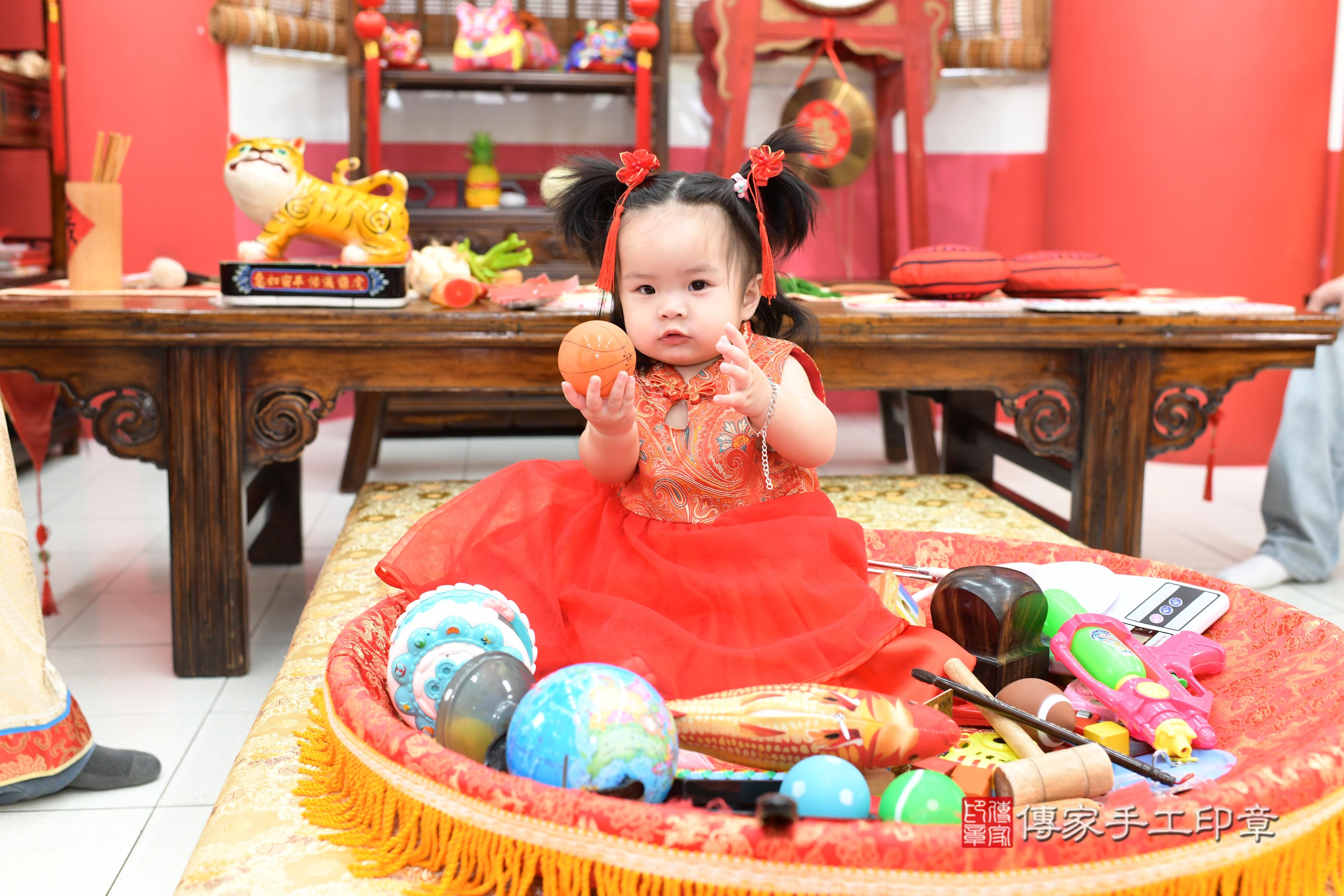 傳家手工印章高雄店、抓周、度脺、中國風會場、傳家嬰兒古禮、吉祥話、抓周道具物品24種、拍照。抓周證書。寶寶抓周、滿周歲、生日快樂、祝福 傳家手工印章高雄店、抓周、度脺、中國風會場、傳家嬰兒古禮、吉祥話、抓周道具物品24種、拍照。抓周證書。寶寶抓周、滿周歲、生日快樂、祝福