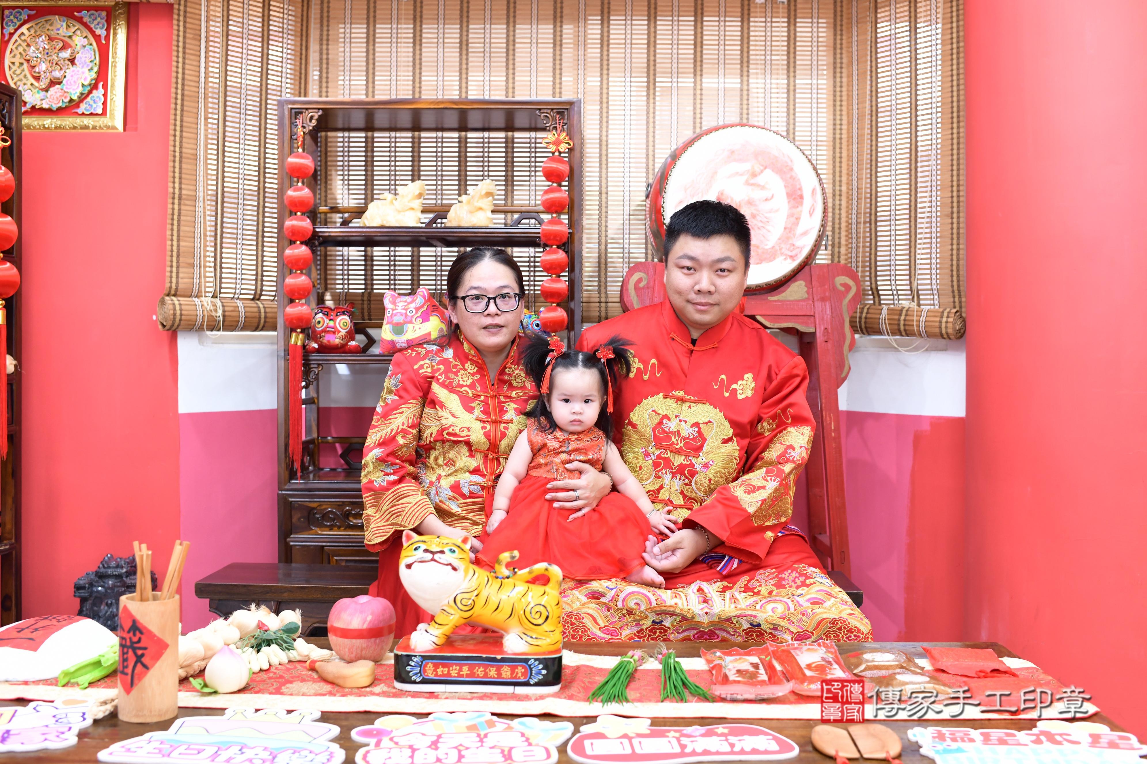 傳家手工印章高雄店、抓周、度脺、中國風會場、傳家嬰兒古禮、吉祥話、抓周道具物品24種、拍照。抓周證書。寶寶抓周、滿周歲、生日快樂、祝福 傳家手工印章高雄店、抓周、度脺、中國風會場、傳家嬰兒古禮、吉祥話、抓周道具物品24種、拍照。抓周證書。寶寶抓周、滿周歲、生日快樂、祝福