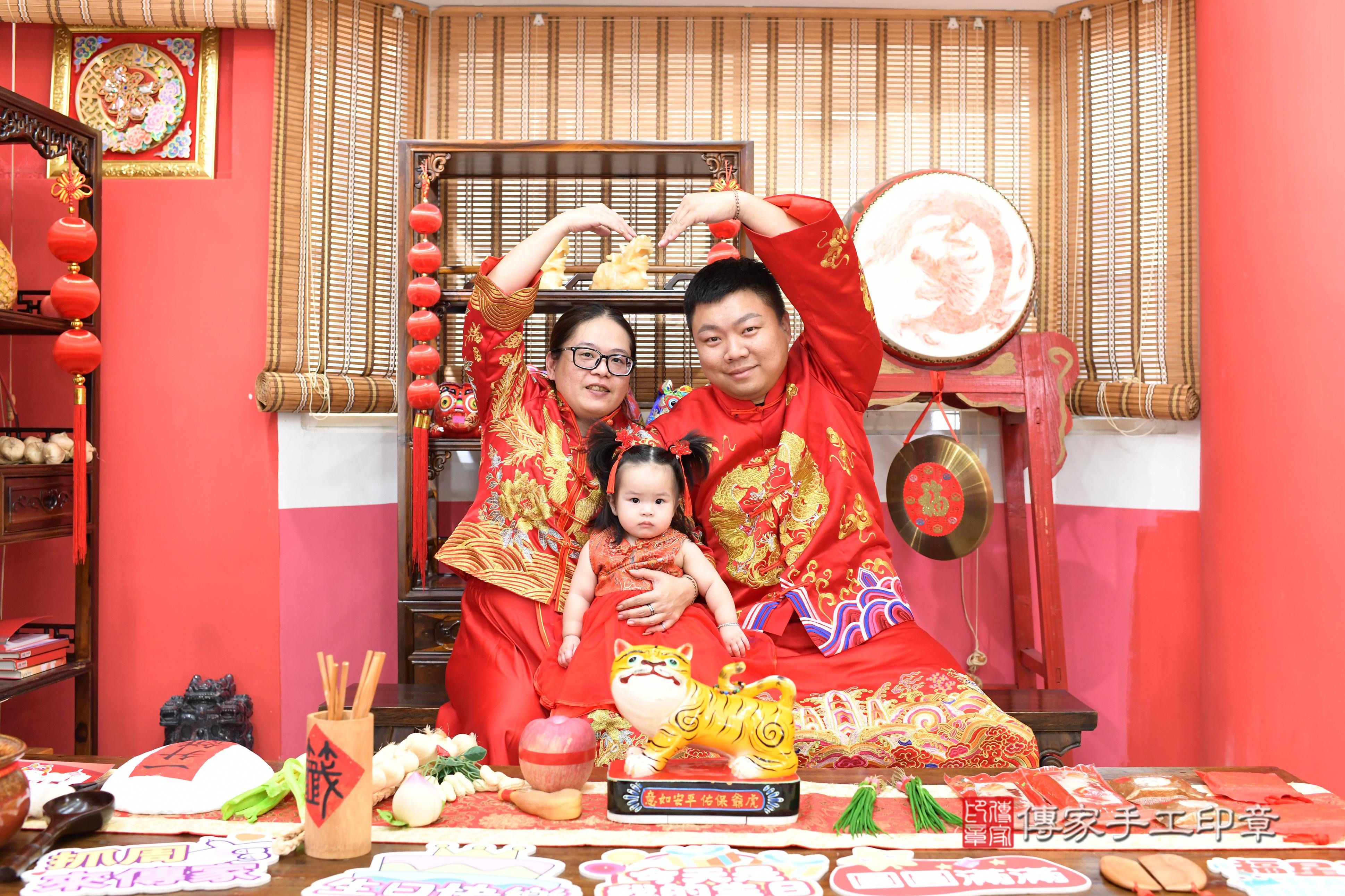 傳家手工印章高雄店、抓周、度脺、中國風會場、傳家嬰兒古禮、吉祥話、抓周道具物品24種、拍照。抓周證書。寶寶抓周、滿周歲、生日快樂、祝福 傳家手工印章高雄店、抓周、度脺、中國風會場、傳家嬰兒古禮、吉祥話、抓周道具物品24種、拍照。抓周證書。寶寶抓周、滿周歲、生日快樂、祝福