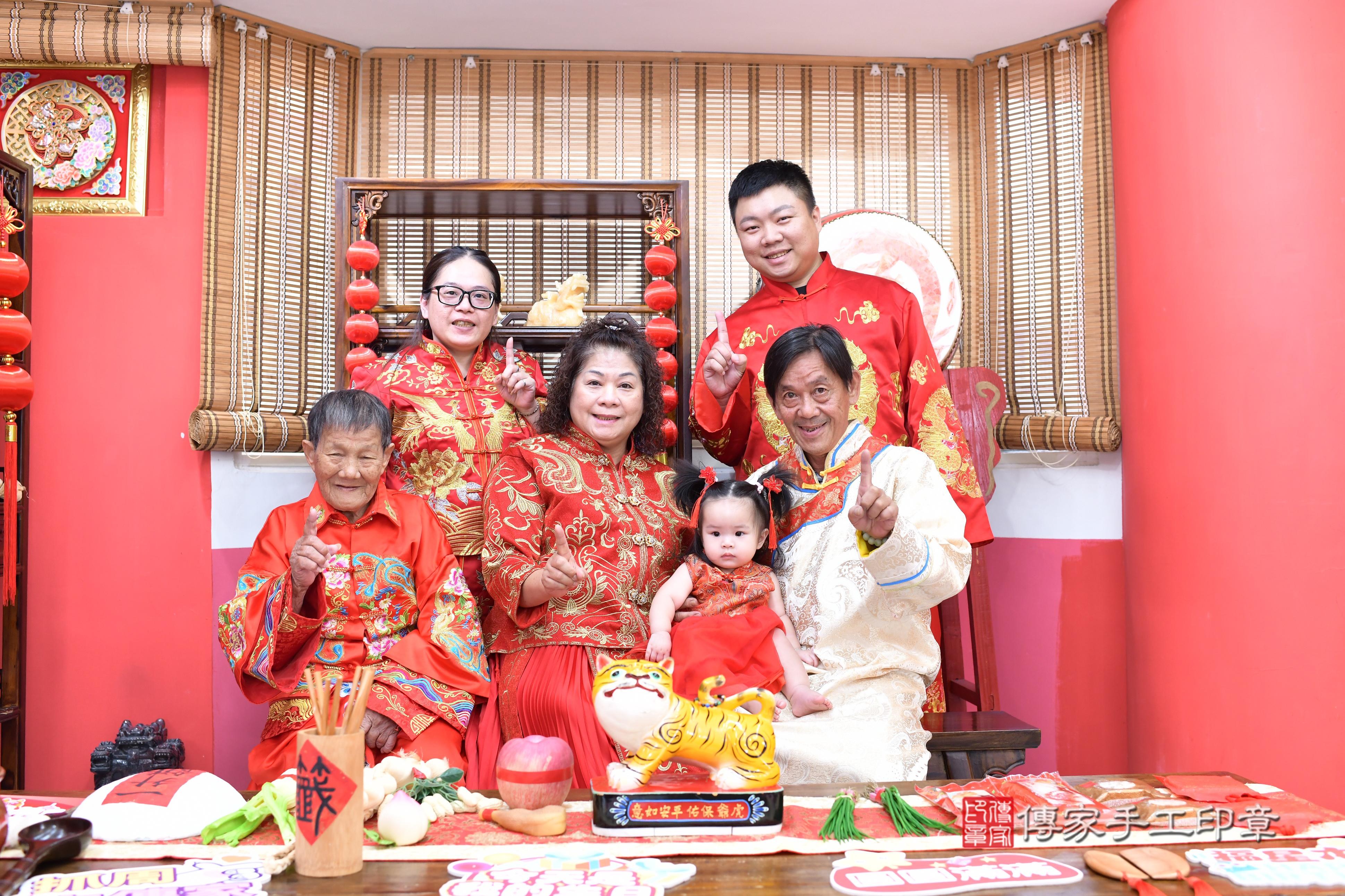 傳家手工印章高雄店、抓周、度脺、中國風會場、傳家嬰兒古禮、吉祥話、抓周道具物品24種、拍照。抓周證書。寶寶抓周、滿周歲、生日快樂、祝福 傳家手工印章高雄店、抓周、度脺、中國風會場、傳家嬰兒古禮、吉祥話、抓周道具物品24種、拍照。抓周證書。寶寶抓周、滿周歲、生日快樂、祝福