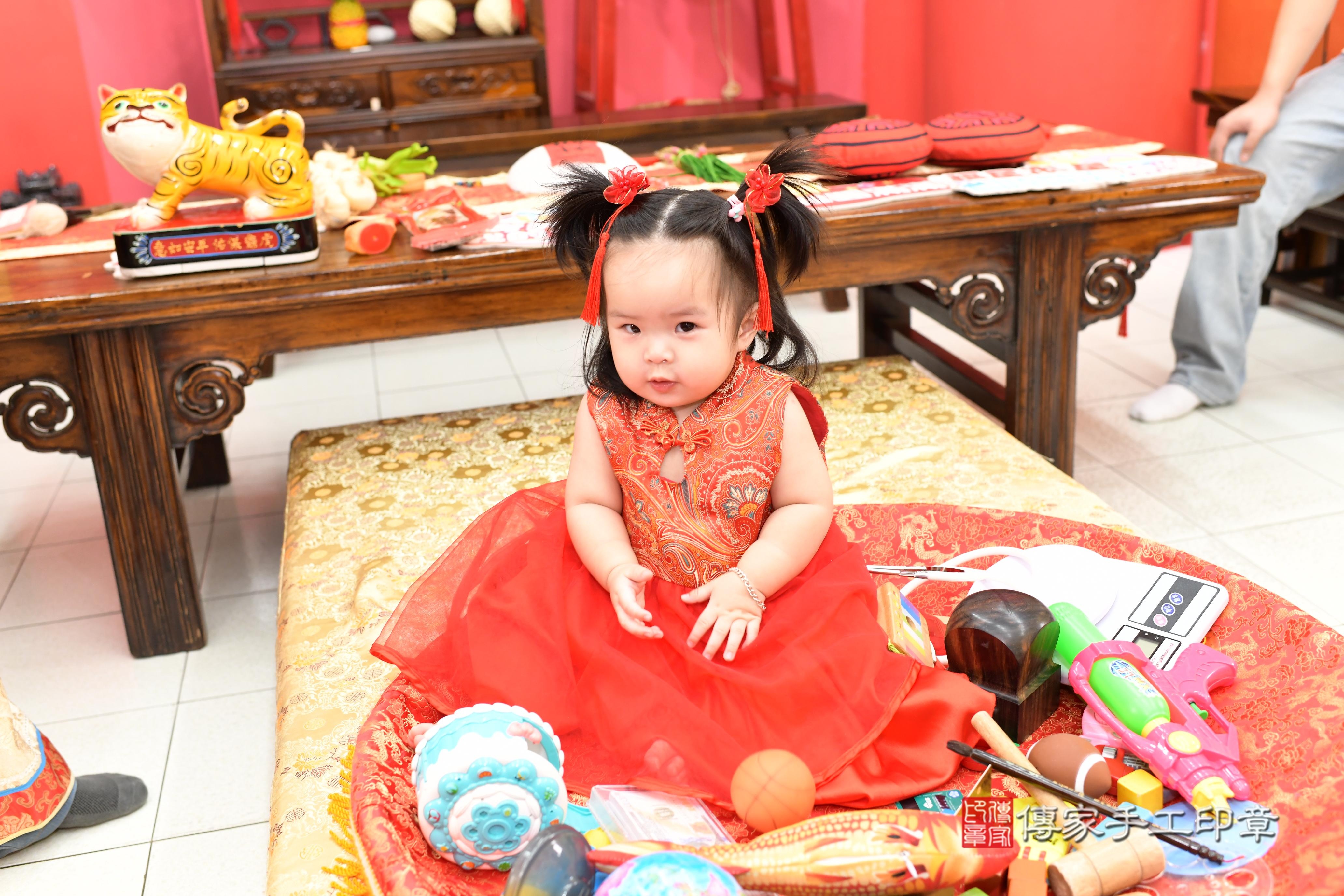 傳家手工印章高雄店、抓周、度脺、中國風會場、傳家嬰兒古禮、吉祥話、抓周道具物品24種、拍照。抓周證書。寶寶抓周、滿周歲、生日快樂、祝福 傳家手工印章高雄店、抓周、度脺、中國風會場、傳家嬰兒古禮、吉祥話、抓周道具物品24種、拍照。抓周證書。寶寶抓周、滿周歲、生日快樂、祝福