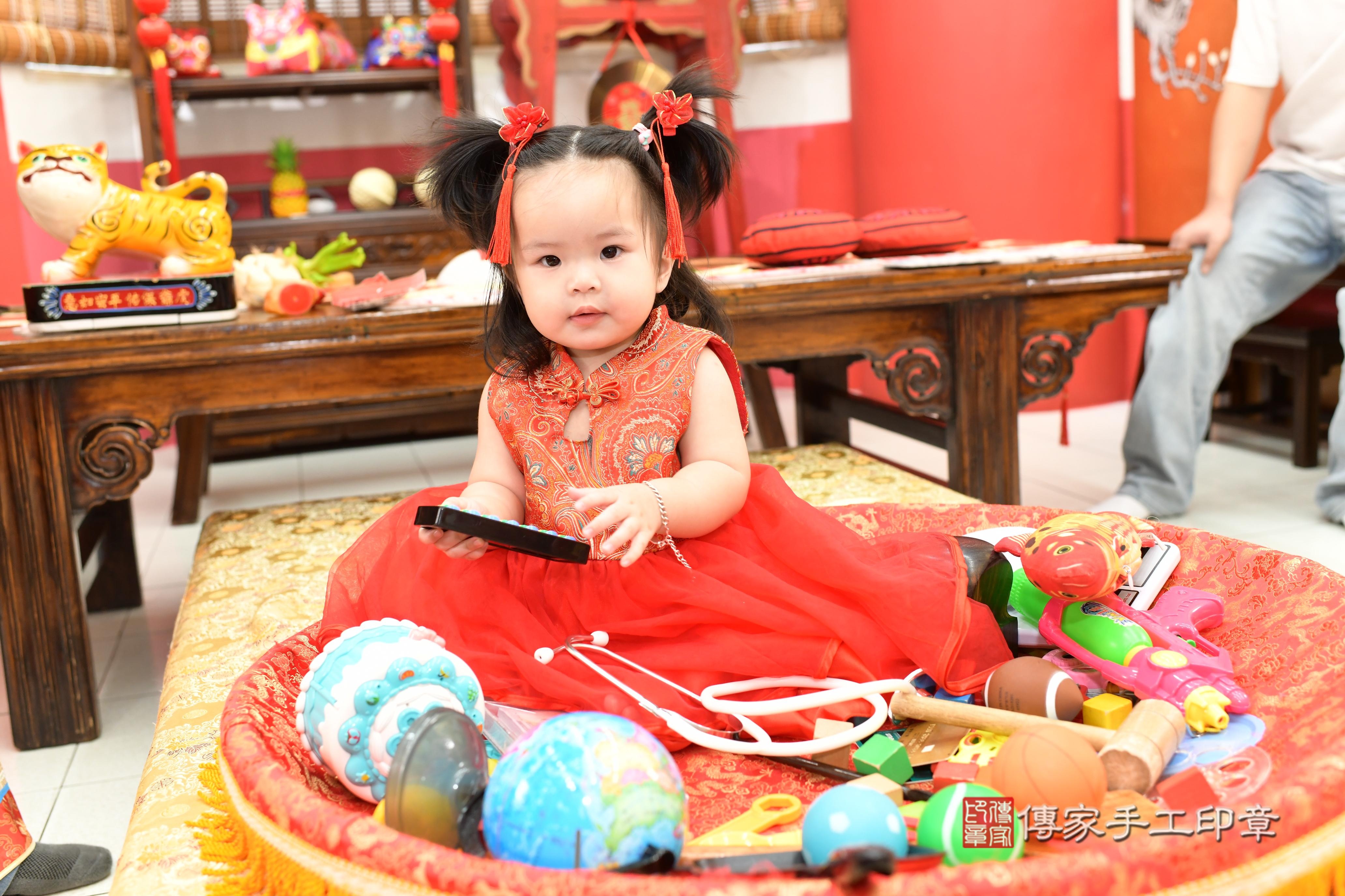 傳家手工印章高雄店、抓周、度脺、中國風會場、傳家嬰兒古禮、吉祥話、抓周道具物品24種、拍照。抓周證書。寶寶抓周、滿周歲、生日快樂、祝福