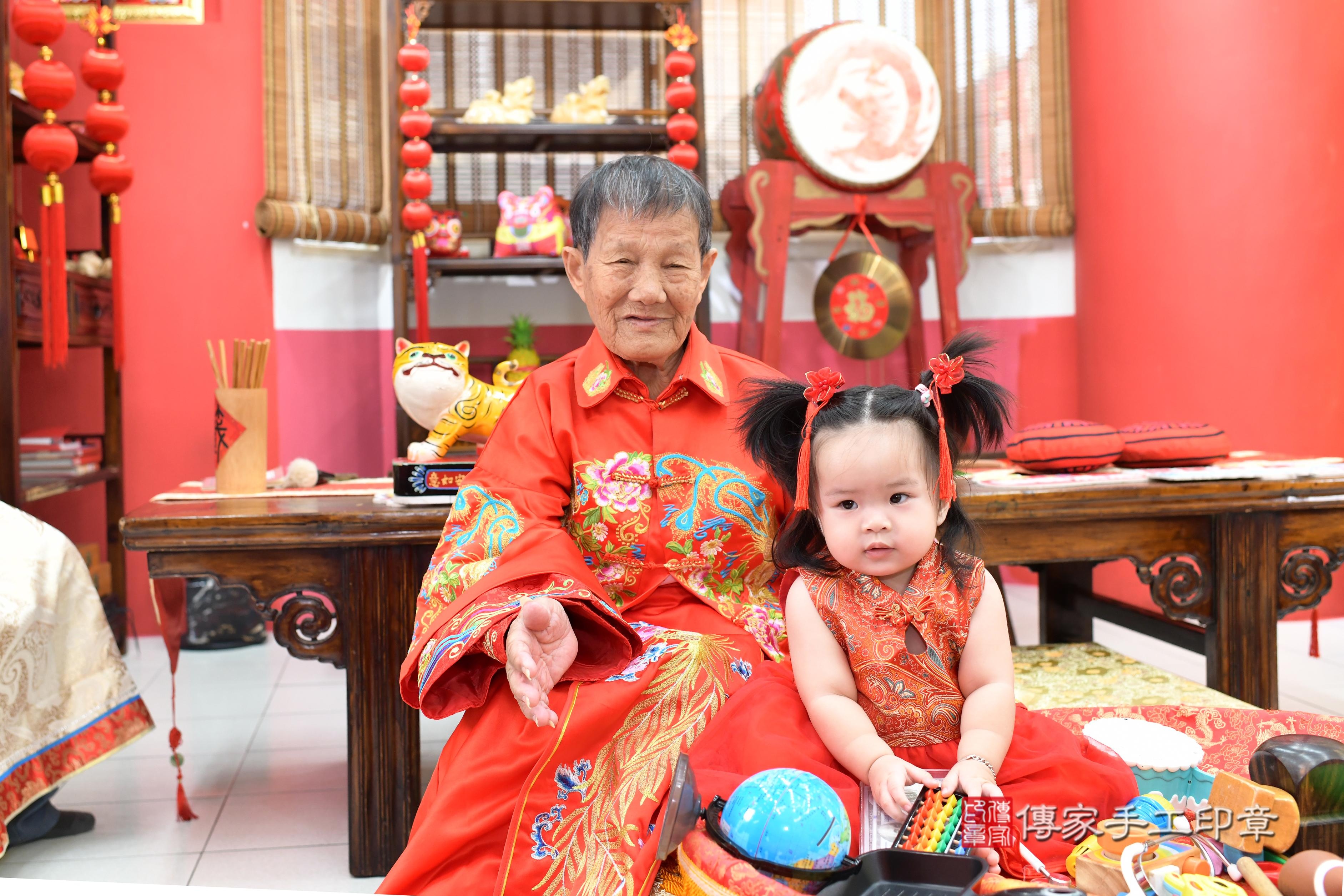 傳家手工印章高雄店、抓周、度脺、中國風會場、傳家嬰兒古禮、吉祥話、抓周道具物品24種、拍照。抓周證書。寶寶抓周、滿周歲、生日快樂、祝福 傳家手工印章高雄店、抓周、度脺、中國風會場、傳家嬰兒古禮、吉祥話、抓周道具物品24種、拍照。抓周證書。寶寶抓周、滿周歲、生日快樂、祝福