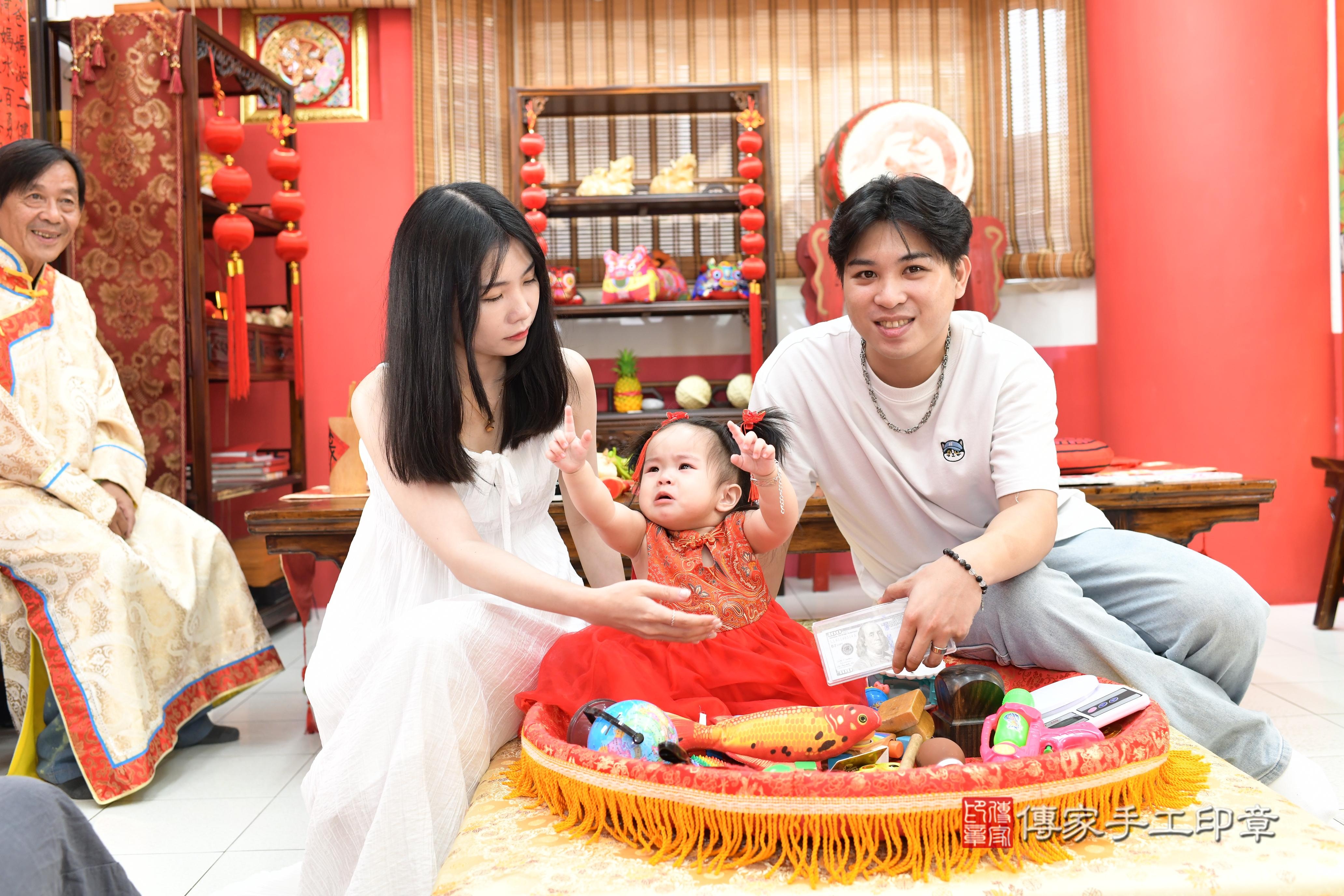 傳家手工印章高雄店、抓周、度脺、中國風會場、傳家嬰兒古禮、吉祥話、抓周道具物品24種、拍照。抓周證書。寶寶抓周、滿周歲、生日快樂、祝福 傳家手工印章高雄店、抓周、度脺、中國風會場、傳家嬰兒古禮、吉祥話、抓周道具物品24種、拍照。抓周證書。寶寶抓周、滿周歲、生日快樂、祝福