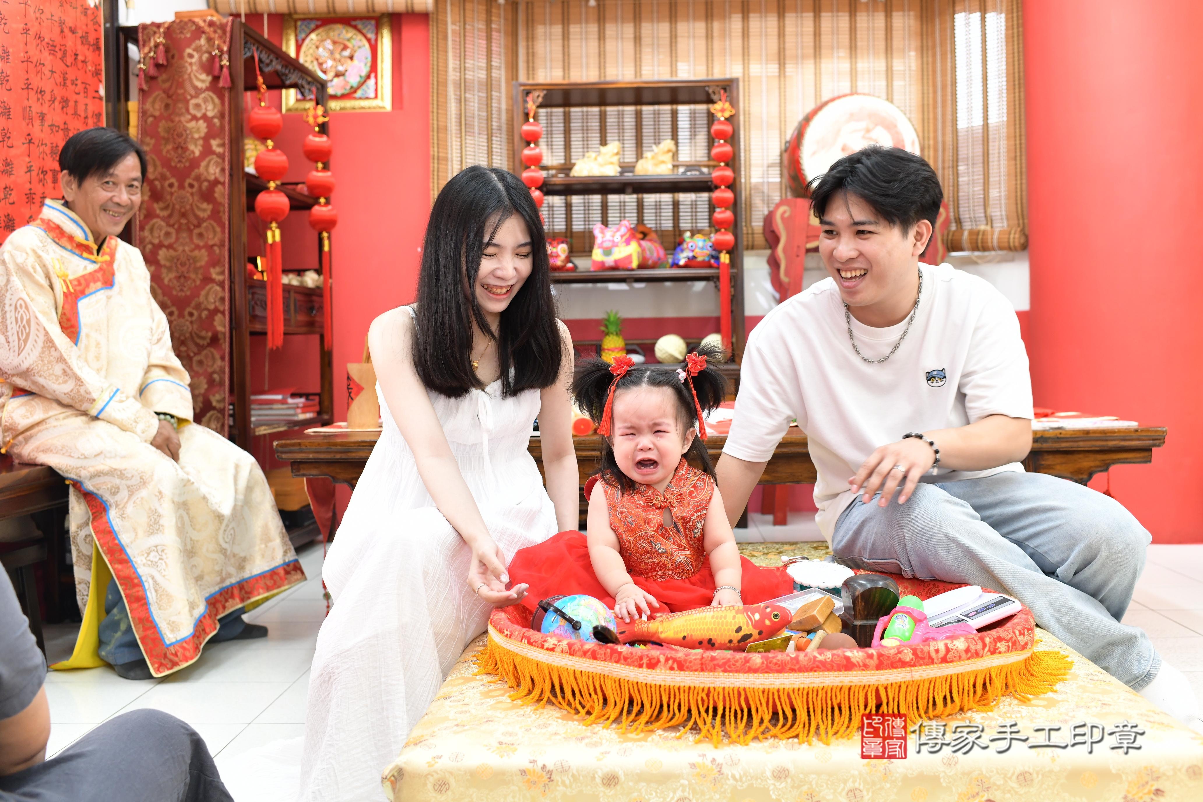 傳家手工印章高雄店、抓周、度脺、中國風會場、傳家嬰兒古禮、吉祥話、抓周道具物品24種、拍照。抓周證書。寶寶抓周、滿周歲、生日快樂、祝福 傳家手工印章高雄店、抓周、度脺、中國風會場、傳家嬰兒古禮、吉祥話、抓周道具物品24種、拍照。抓周證書。寶寶抓周、滿周歲、生日快樂、祝福