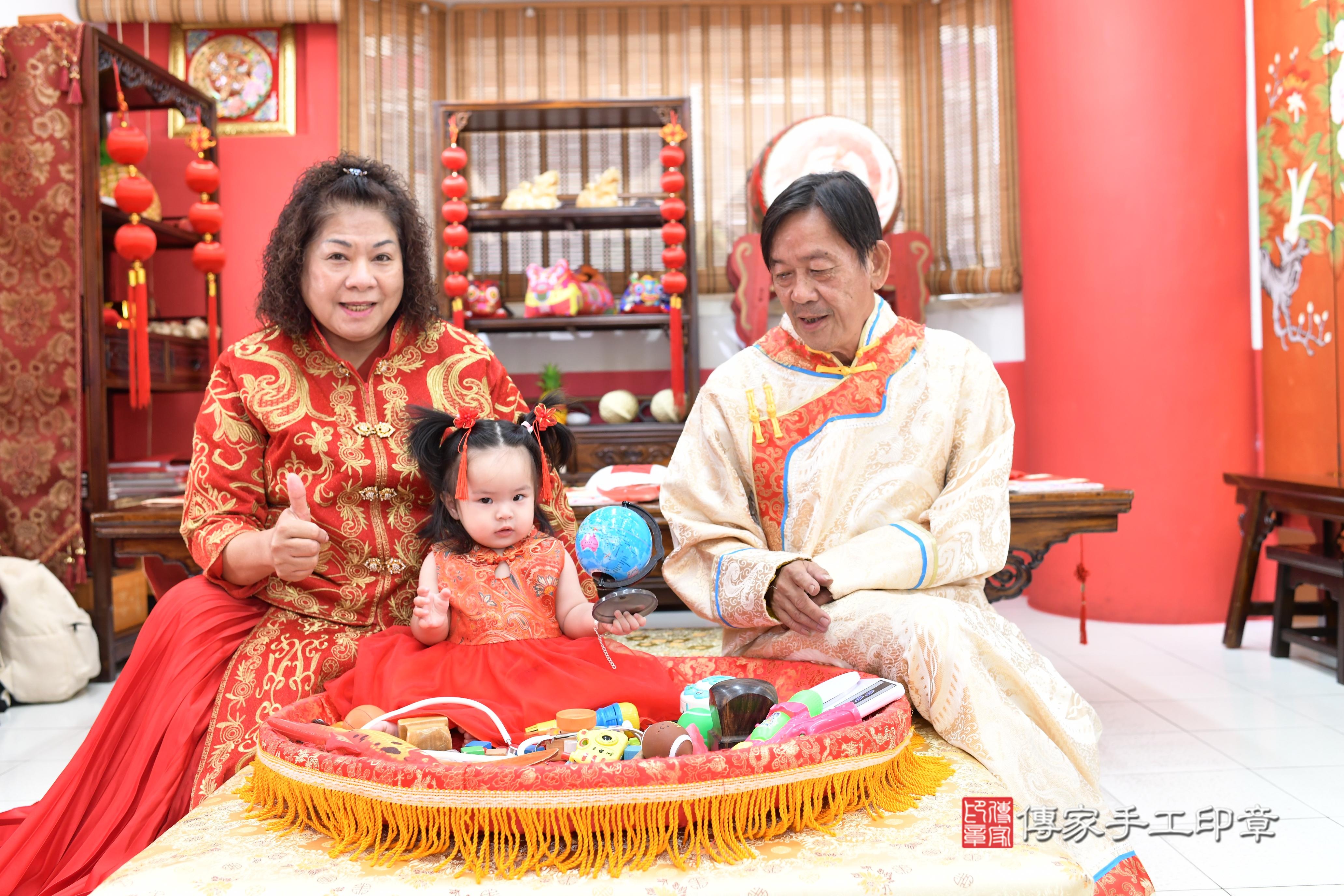 傳家手工印章高雄店、抓周、度脺、中國風會場、傳家嬰兒古禮、吉祥話、抓周道具物品24種、拍照。抓周證書。寶寶抓周、滿周歲、生日快樂、祝福 傳家手工印章高雄店、抓周、度脺、中國風會場、傳家嬰兒古禮、吉祥話、抓周道具物品24種、拍照。抓周證書。寶寶抓周、滿周歲、生日快樂、祝福