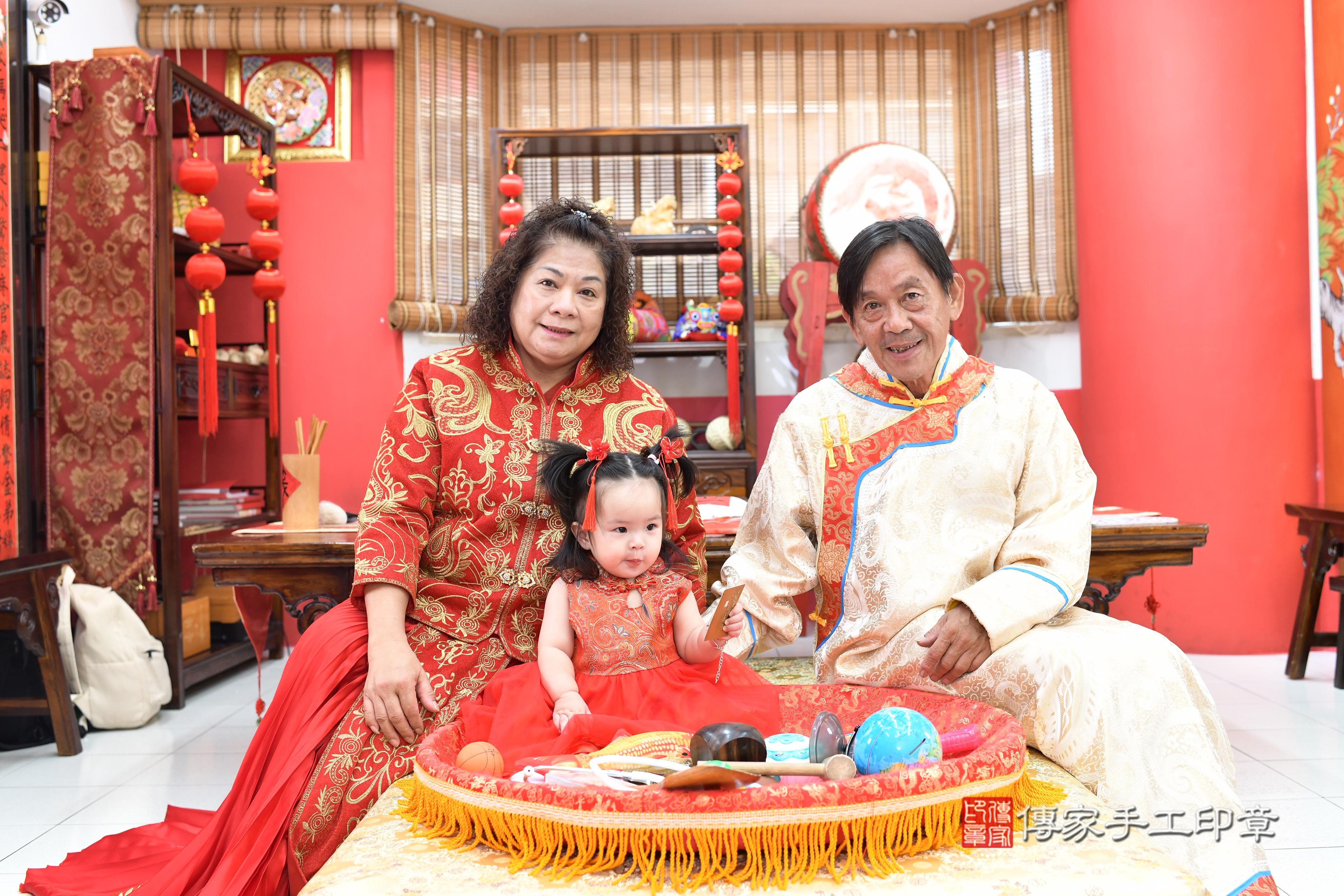 傳家手工印章高雄店、抓周、度脺、中國風會場、傳家嬰兒古禮、吉祥話、抓周道具物品24種、拍照。抓周證書。寶寶抓周、滿周歲、生日快樂、祝福 傳家手工印章高雄店、抓周、度脺、中國風會場、傳家嬰兒古禮、吉祥話、抓周道具物品24種、拍照。抓周證書。寶寶抓周、滿周歲、生日快樂、祝福