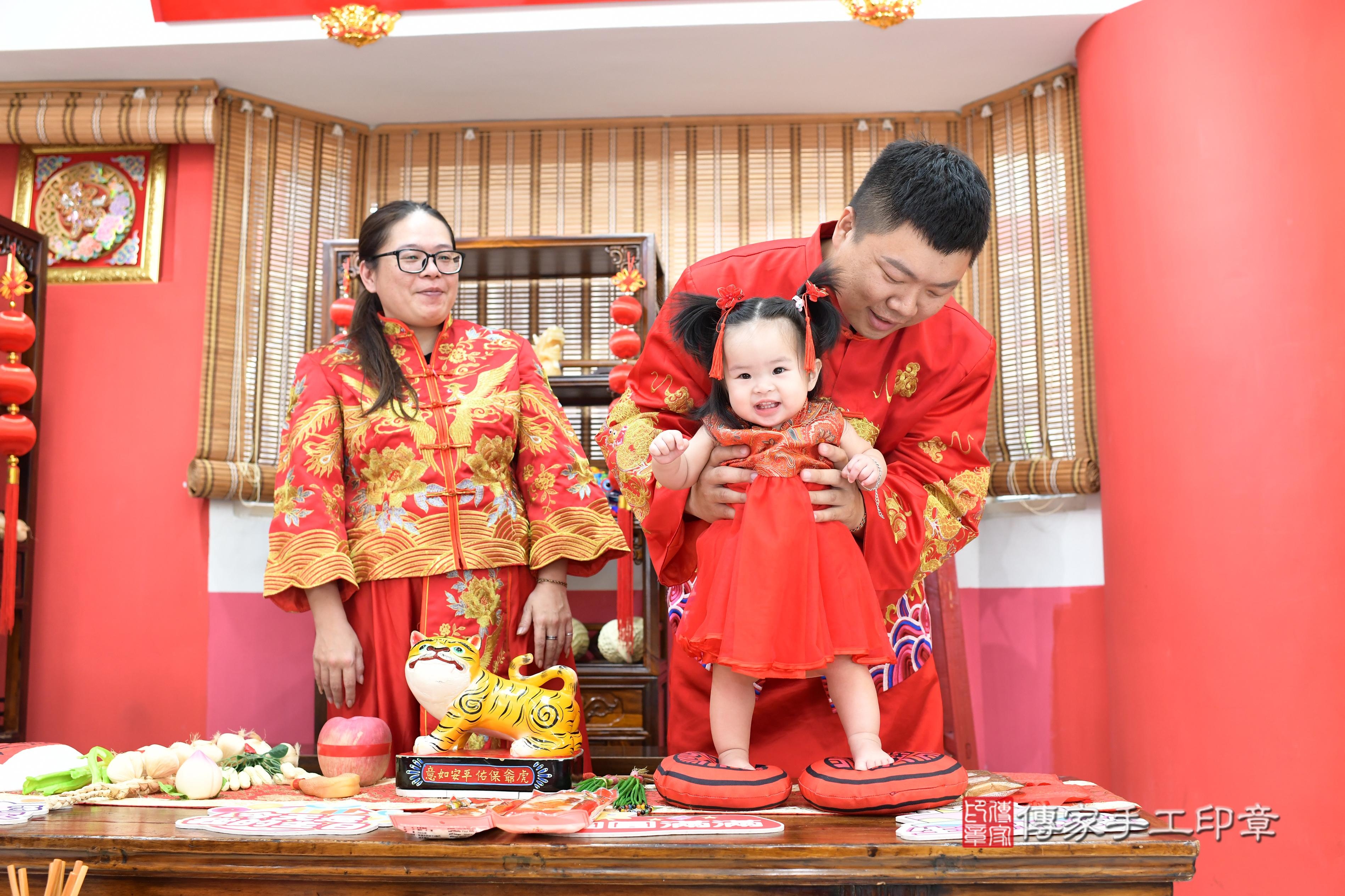 傳家手工印章高雄店、抓周、度脺、中國風會場、傳家嬰兒古禮、吉祥話、抓周道具物品24種、拍照。抓周證書。寶寶抓周、滿周歲、生日快樂、祝福 傳家手工印章高雄店、抓周、度脺、中國風會場、傳家嬰兒古禮、吉祥話、抓周道具物品24種、拍照。抓周證書。寶寶抓周、滿周歲、生日快樂、祝福