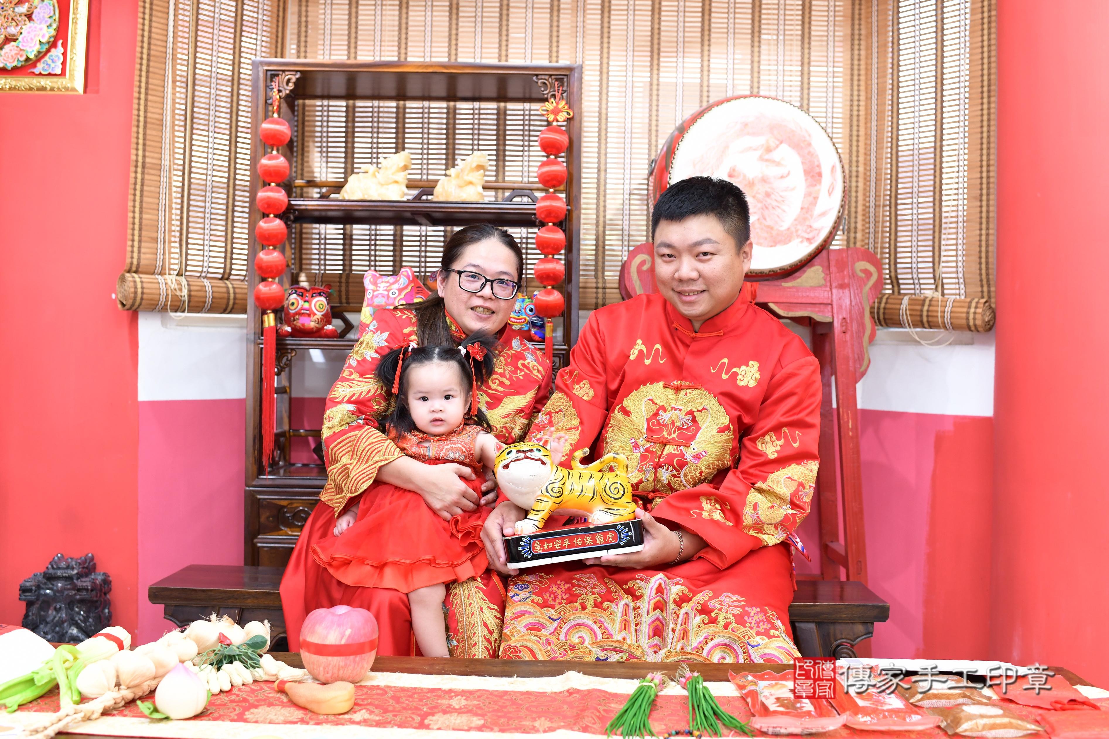 傳家手工印章高雄店、抓周、度脺、中國風會場、傳家嬰兒古禮、吉祥話、抓周道具物品24種、拍照。抓周證書。寶寶抓周、滿周歲、生日快樂、祝福 傳家手工印章高雄店、抓周、度脺、中國風會場、傳家嬰兒古禮、吉祥話、抓周道具物品24種、拍照。抓周證書。寶寶抓周、滿周歲、生日快樂、祝福