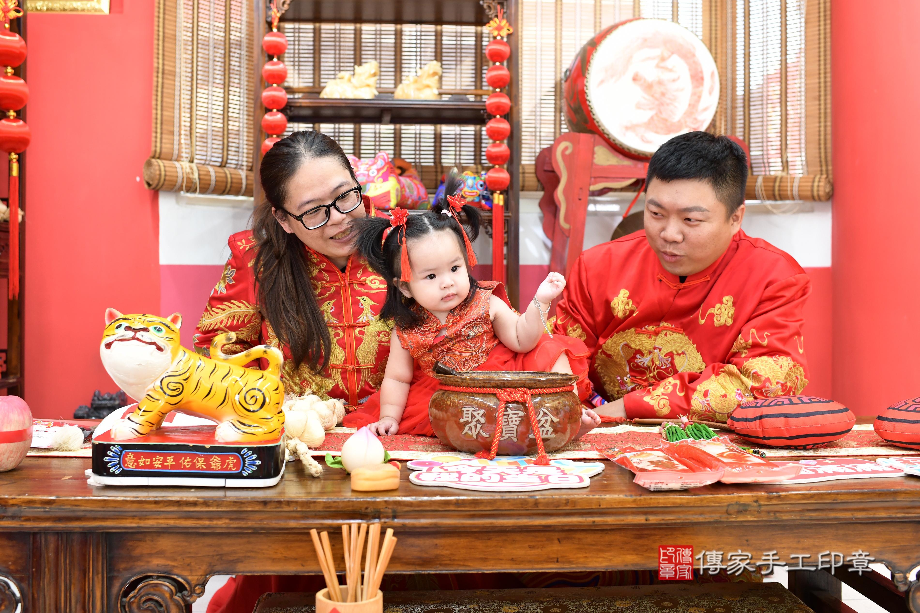 傳家手工印章高雄店、抓周、度脺、中國風會場、傳家嬰兒古禮、吉祥話、抓周道具物品24種、拍照。抓周證書。寶寶抓周、滿周歲、生日快樂、祝福 傳家手工印章高雄店、抓周、度脺、中國風會場、傳家嬰兒古禮、吉祥話、抓周道具物品24種、拍照。抓周證書。寶寶抓周、滿周歲、生日快樂、祝福