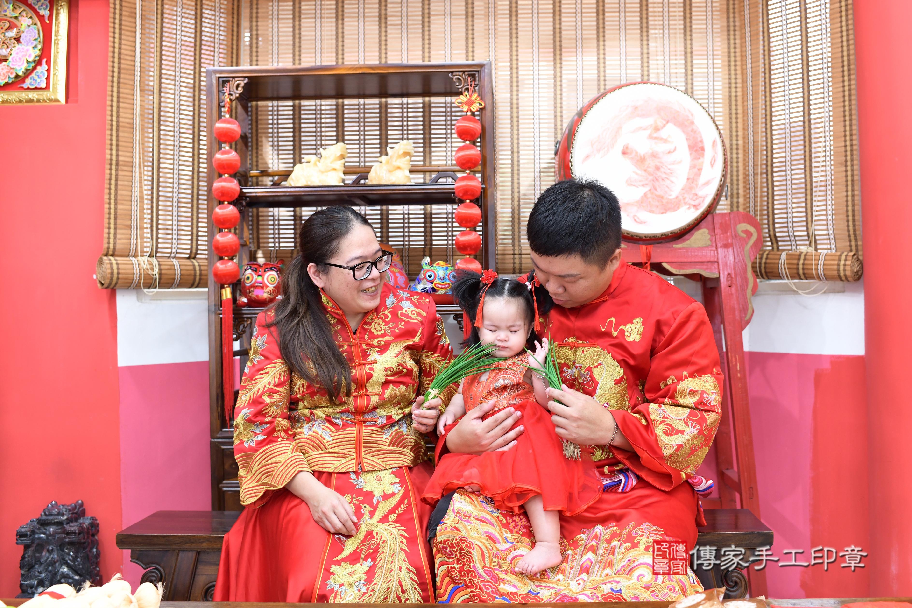 傳家手工印章高雄店、抓周、度脺、中國風會場、傳家嬰兒古禮、吉祥話、抓周道具物品24種、拍照。抓周證書。寶寶抓周、滿周歲、生日快樂、祝福 傳家手工印章高雄店、抓周、度脺、中國風會場、傳家嬰兒古禮、吉祥話、抓周道具物品24種、拍照。抓周證書。寶寶抓周、滿周歲、生日快樂、祝福