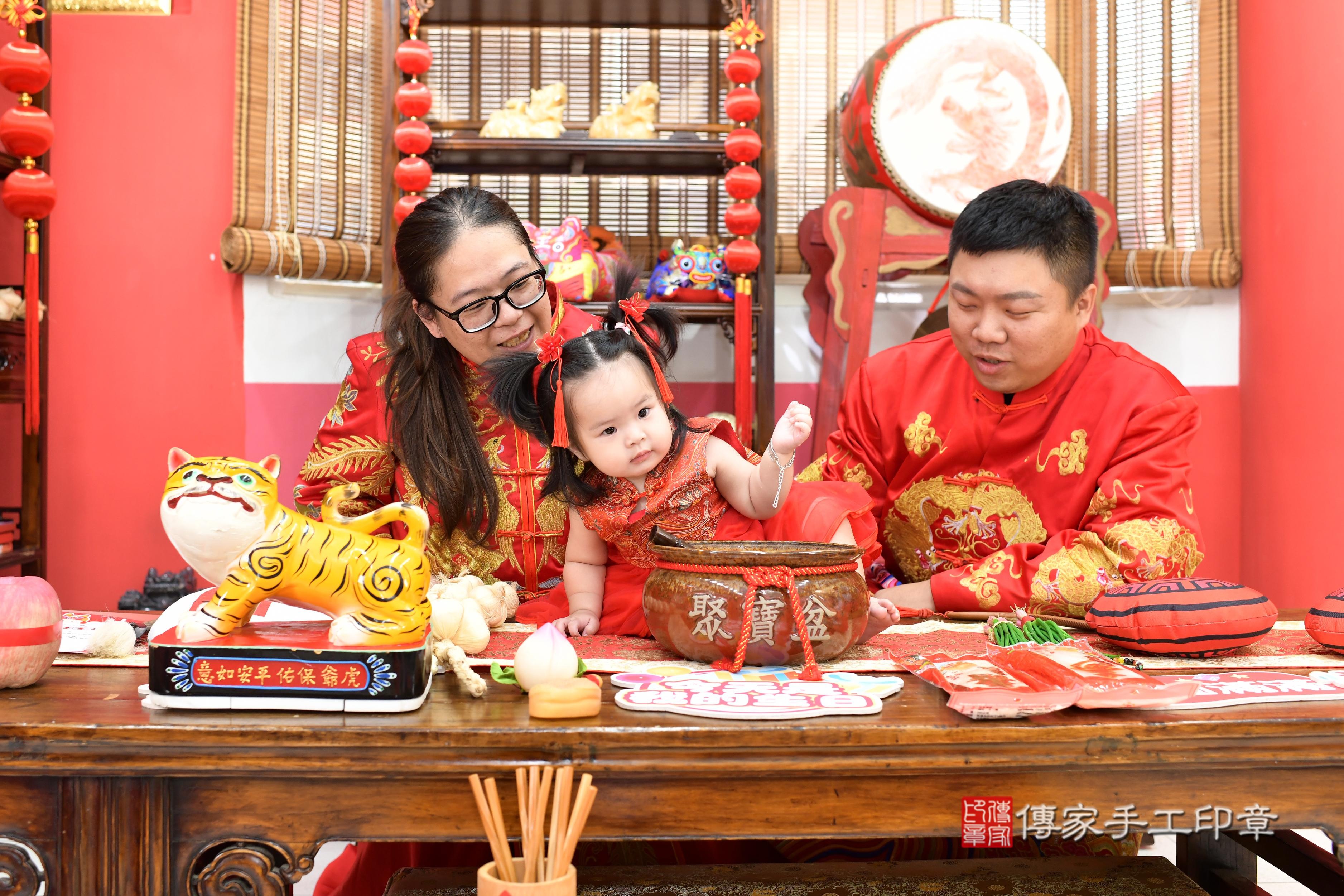 傳家手工印章高雄店、抓周、度脺、中國風會場、傳家嬰兒古禮、吉祥話、抓周道具物品24種、拍照。抓周證書。寶寶抓周、滿周歲、生日快樂、祝福 傳家手工印章高雄店、抓周、度脺、中國風會場、傳家嬰兒古禮、吉祥話、抓周道具物品24種、拍照。抓周證書。寶寶抓周、滿周歲、生日快樂、祝福