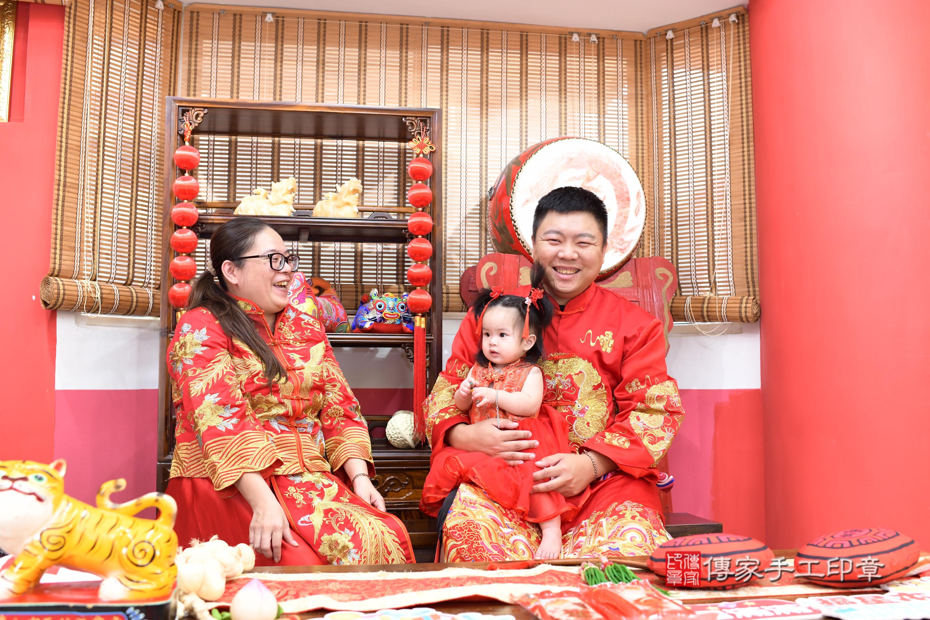 傳家手工印章高雄店、抓周、度脺、中國風會場、傳家嬰兒古禮、吉祥話、抓周道具物品24種、拍照。抓周證書。寶寶抓周、滿周歲、生日快樂、祝福 傳家手工印章高雄店、抓周、度脺、中國風會場、傳家嬰兒古禮、吉祥話、抓周道具物品24種、拍照。抓周證書。寶寶抓周、滿周歲、生日快樂、祝福