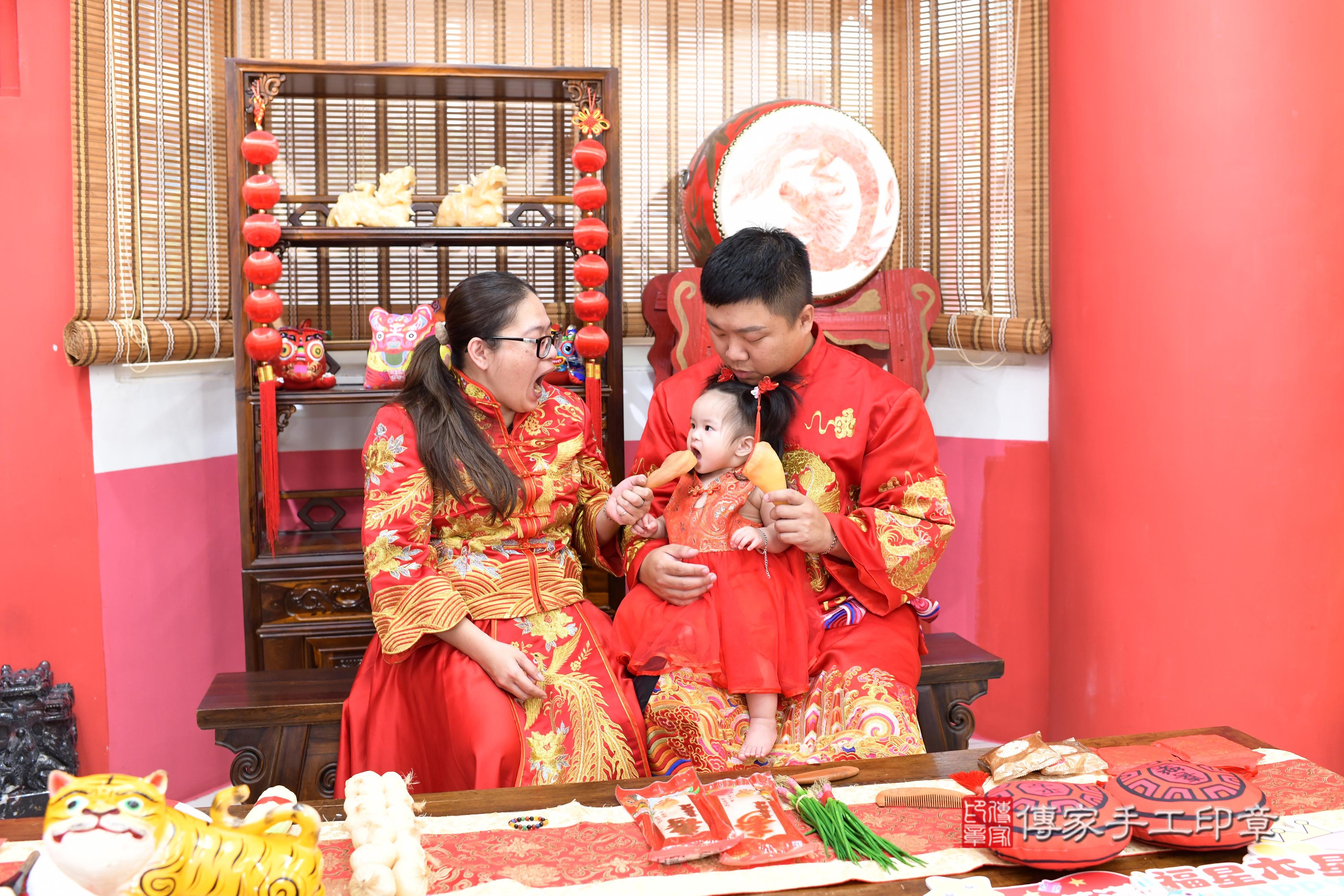 傳家手工印章高雄店、抓周、度脺、中國風會場、傳家嬰兒古禮、吉祥話、抓周道具物品24種、拍照。抓周證書。寶寶抓周、滿周歲、生日快樂、祝福 傳家手工印章高雄店、抓周、度脺、中國風會場、傳家嬰兒古禮、吉祥話、抓周道具物品24種、拍照。抓周證書。寶寶抓周、滿周歲、生日快樂、祝福