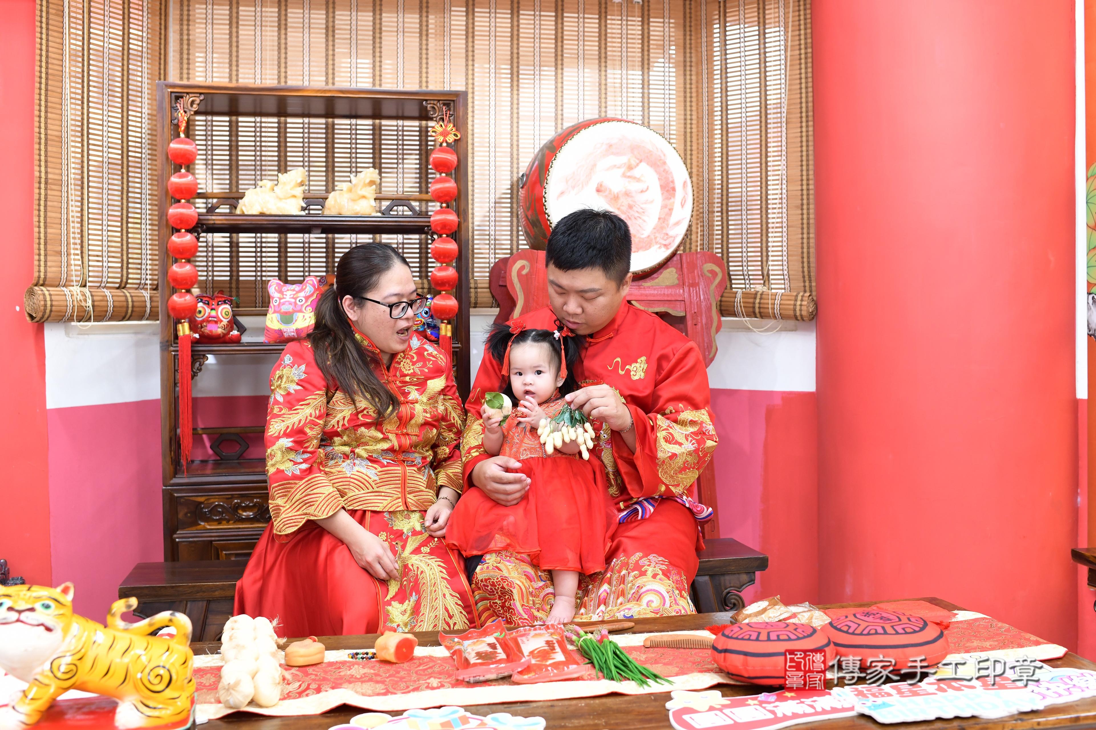 傳家手工印章高雄店、抓周、度脺、中國風會場、傳家嬰兒古禮、吉祥話、抓周道具物品24種、拍照。抓周證書。寶寶抓周、滿周歲、生日快樂、祝福 傳家手工印章高雄店、抓周、度脺、中國風會場、傳家嬰兒古禮、吉祥話、抓周道具物品24種、拍照。抓周證書。寶寶抓周、滿周歲、生日快樂、祝福