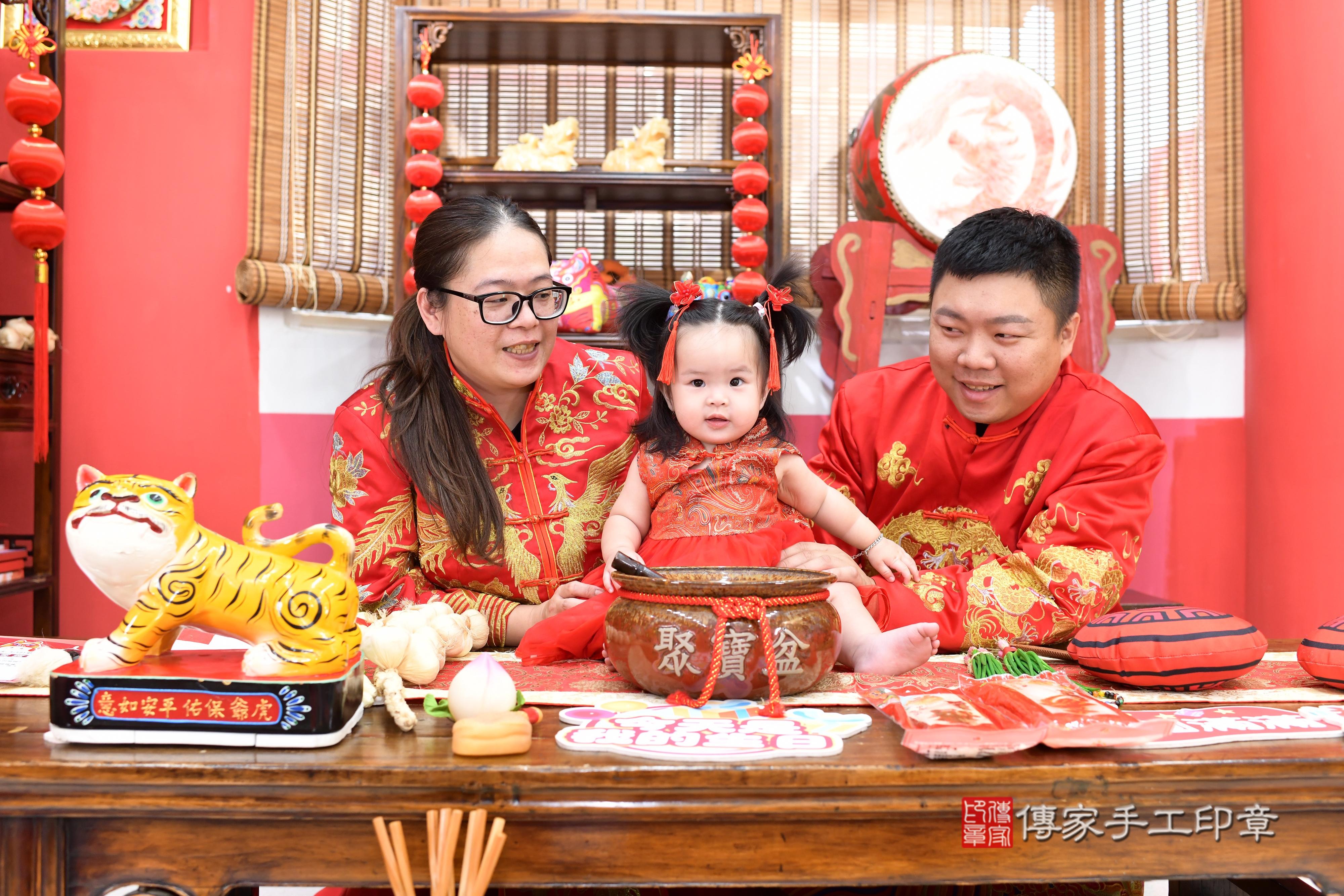 傳家手工印章高雄店、抓周、度脺、中國風會場、傳家嬰兒古禮、吉祥話、抓周道具物品24種、拍照。抓周證書。寶寶抓周、滿周歲、生日快樂、祝福