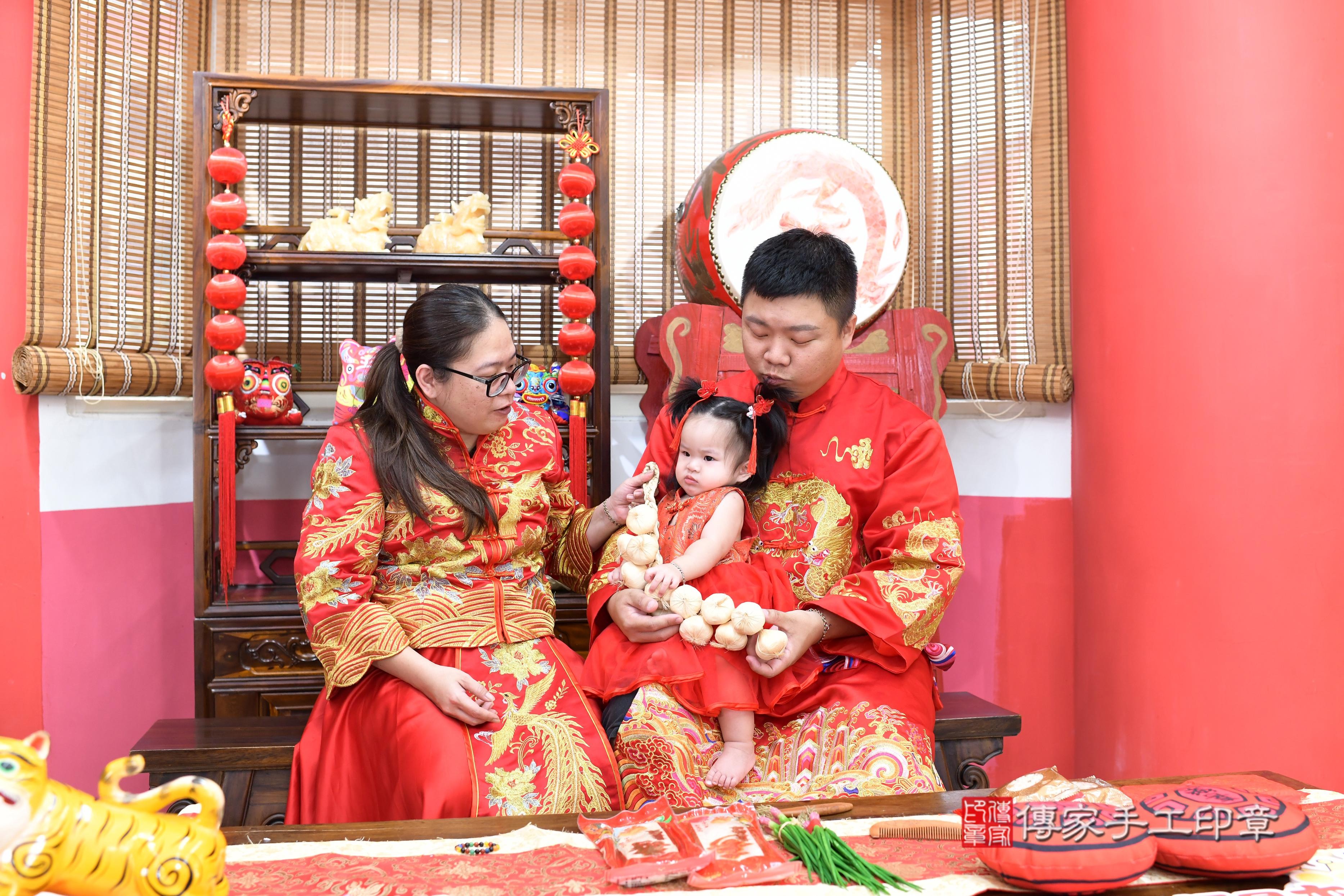 傳家手工印章高雄店、抓周、度脺、中國風會場、傳家嬰兒古禮、吉祥話、抓周道具物品24種、拍照。抓周證書。寶寶抓周、滿周歲、生日快樂、祝福 傳家手工印章高雄店、抓周、度脺、中國風會場、傳家嬰兒古禮、吉祥話、抓周道具物品24種、拍照。抓周證書。寶寶抓周、滿周歲、生日快樂、祝福