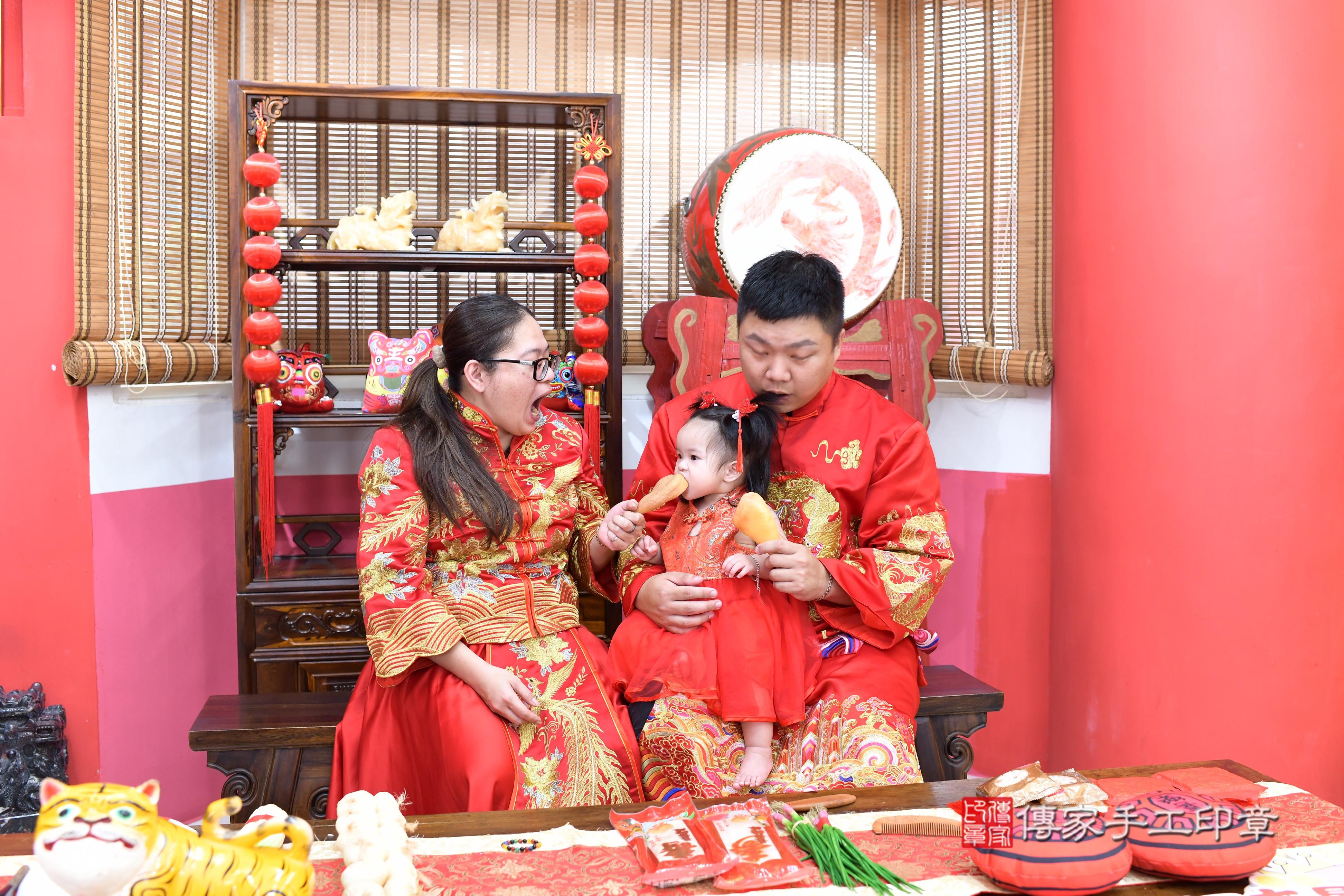 傳家手工印章高雄店、抓周、度脺、中國風會場、傳家嬰兒古禮、吉祥話、抓周道具物品24種、拍照。抓周證書。寶寶抓周、滿周歲、生日快樂、祝福 傳家手工印章高雄店、抓周、度脺、中國風會場、傳家嬰兒古禮、吉祥話、抓周道具物品24種、拍照。抓周證書。寶寶抓周、滿周歲、生日快樂、祝福