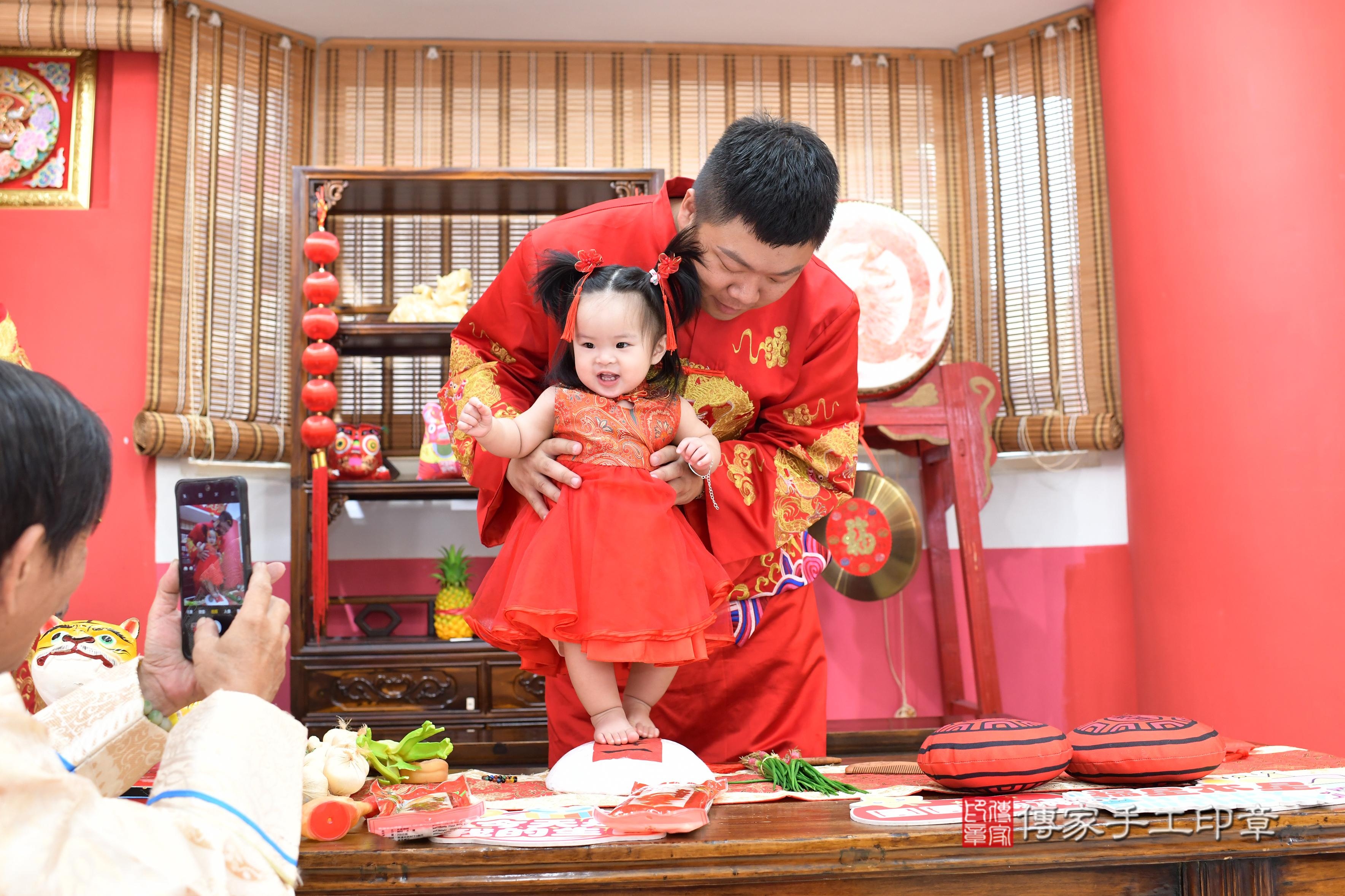 傳家手工印章高雄店、抓周、度脺、中國風會場、傳家嬰兒古禮、吉祥話、抓周道具物品24種、拍照。抓周證書。寶寶抓周、滿周歲、生日快樂、祝福 傳家手工印章高雄店、抓周、度脺、中國風會場、傳家嬰兒古禮、吉祥話、抓周道具物品24種、拍照。抓周證書。寶寶抓周、滿周歲、生日快樂、祝福