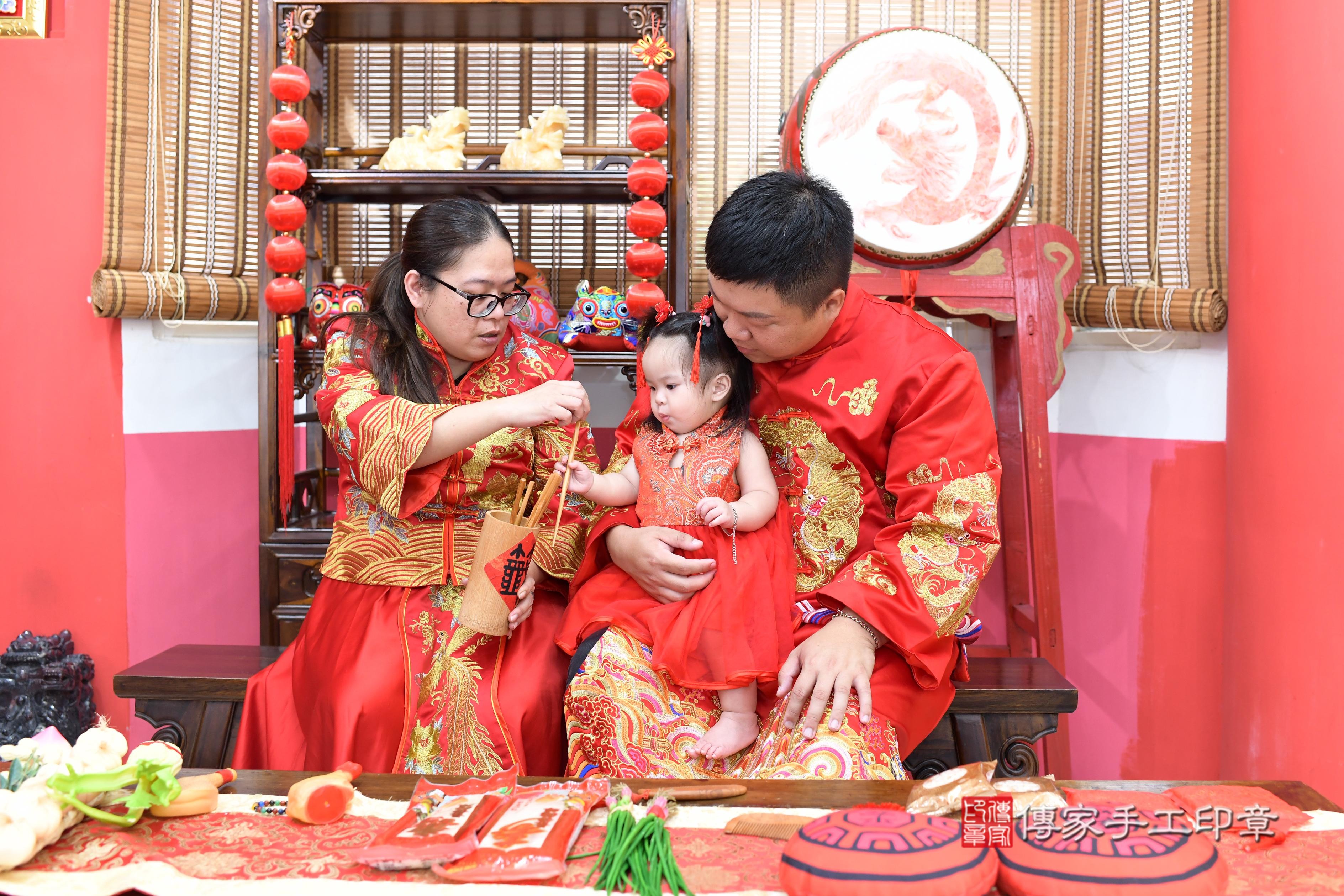 傳家手工印章高雄店、抓周、度脺、中國風會場、傳家嬰兒古禮、吉祥話、抓周道具物品24種、拍照。抓周證書。寶寶抓周、滿周歲、生日快樂、祝福 傳家手工印章高雄店、抓周、度脺、中國風會場、傳家嬰兒古禮、吉祥話、抓周道具物品24種、拍照。抓周證書。寶寶抓周、滿周歲、生日快樂、祝福