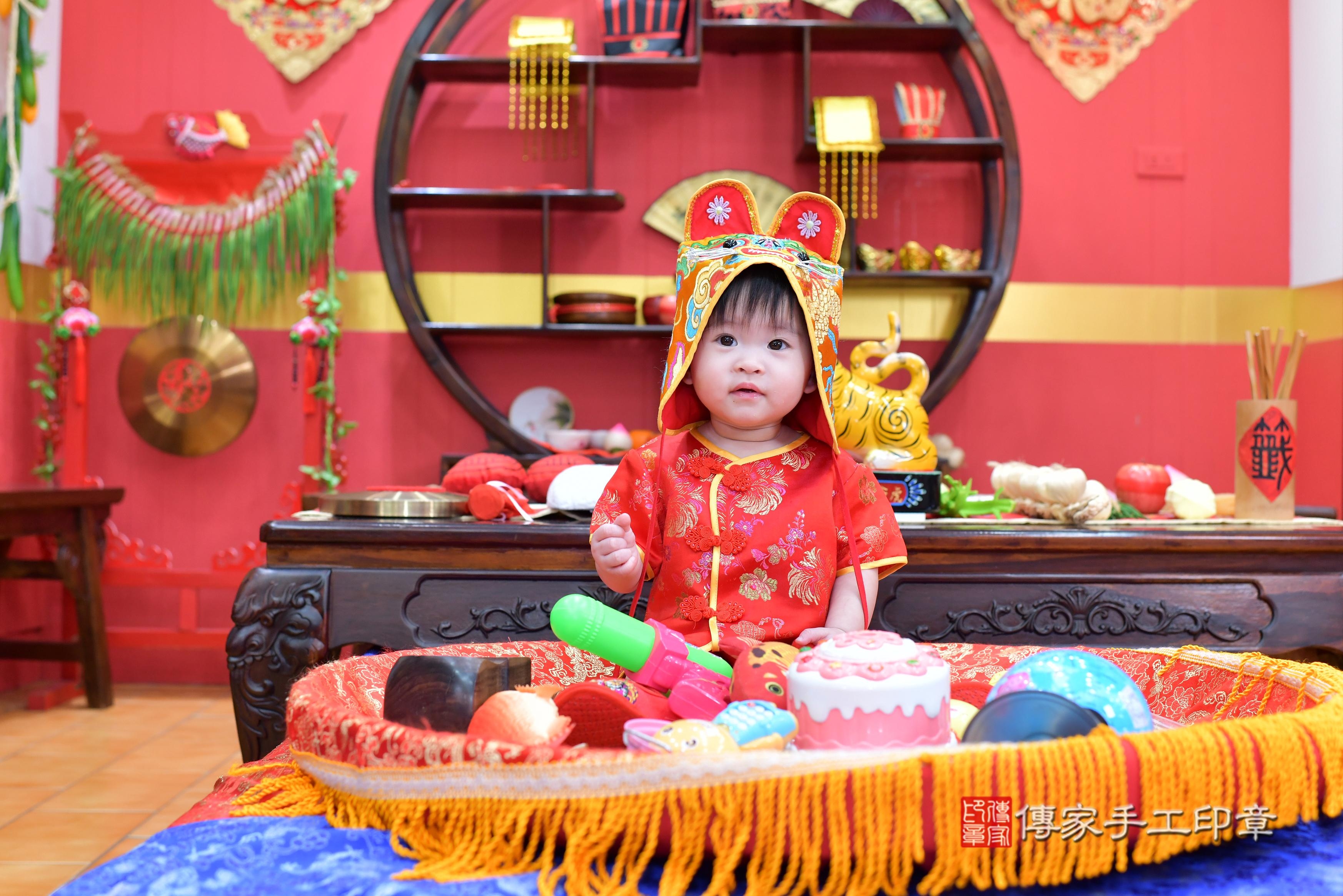傳家手工印章桃園店、抓周、度脺、美式風會場、傳家嬰兒古禮、吉祥話、抓周道具物品24種、拍照。抓周證書。寶寶抓周、滿周歲、生日快樂、祝福