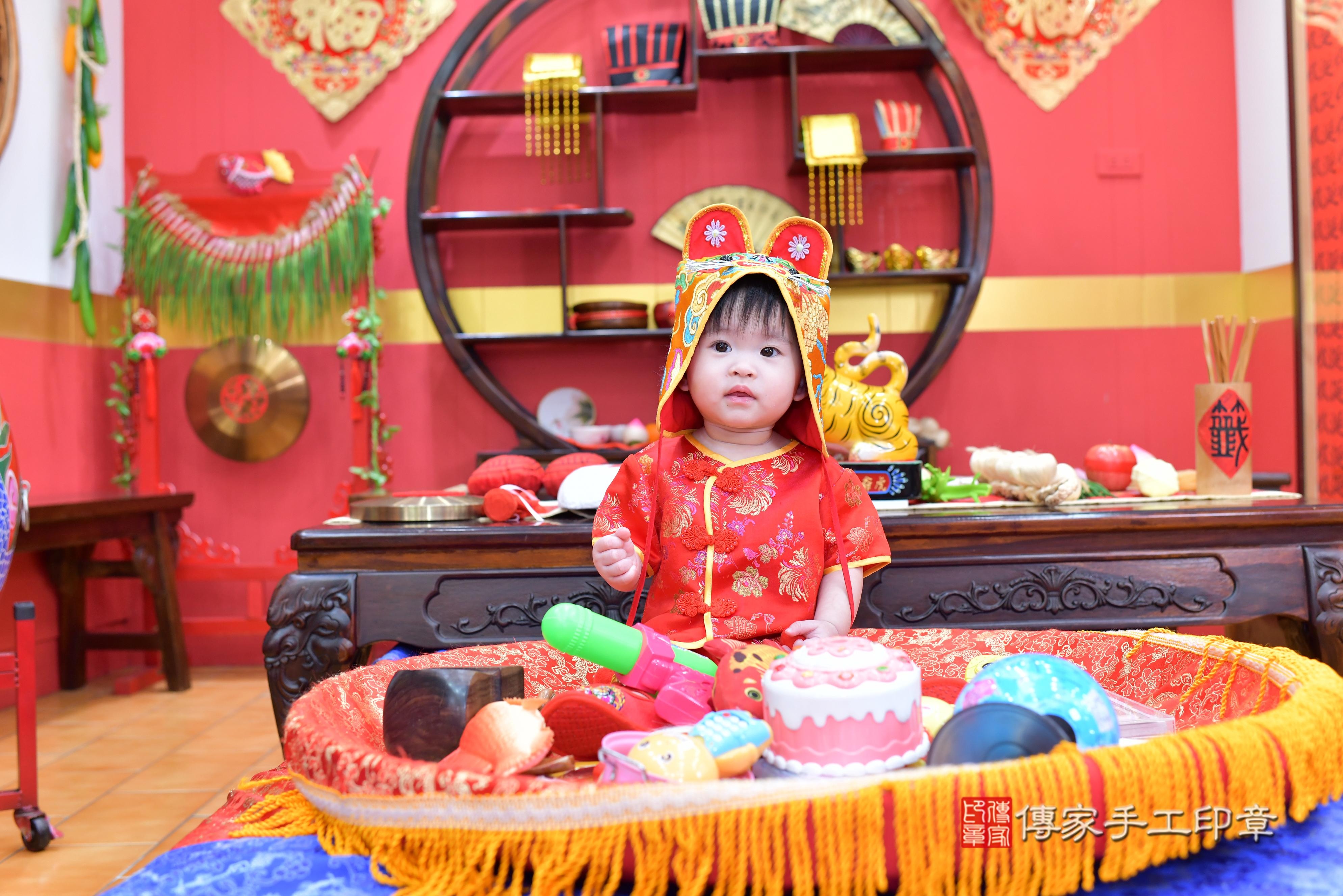 傳家手工印章桃園店、抓周、度脺、美式風會場、傳家嬰兒古禮、吉祥話、抓周道具物品24種、拍照。抓周證書。寶寶抓周、滿周歲、生日快樂、祝福 傳家手工印章桃園店、抓周、度脺、美式風會場、傳家嬰兒古禮、吉祥話、抓周道具物品24種、拍照。抓周證書。寶寶抓周、滿周歲、生日快樂、祝福
