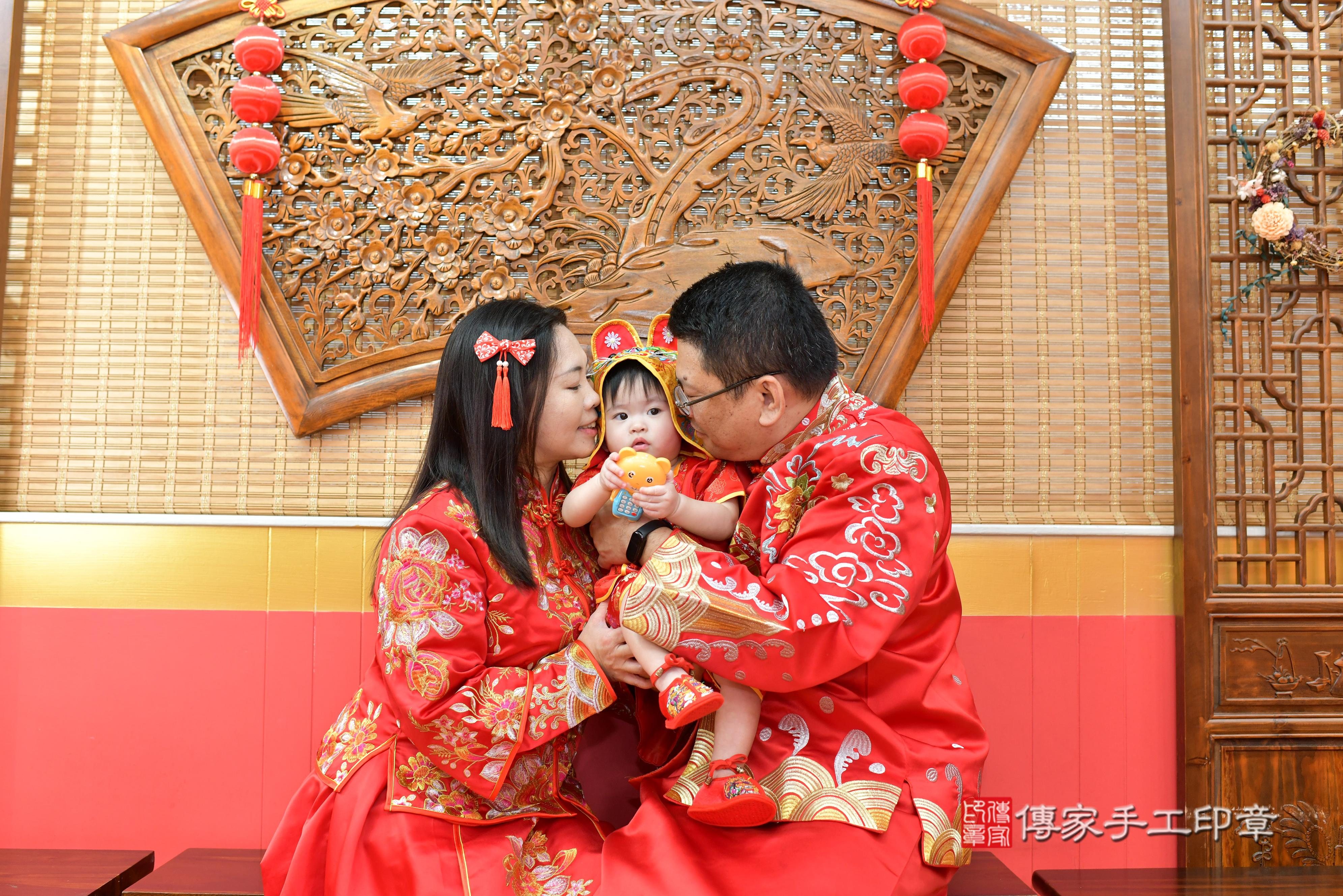 傳家手工印章桃園店、抓周、度脺、美式風會場、傳家嬰兒古禮、吉祥話、抓周道具物品24種、拍照。抓周證書。寶寶抓周、滿周歲、生日快樂、祝福 傳家手工印章桃園店、抓周、度脺、美式風會場、傳家嬰兒古禮、吉祥話、抓周道具物品24種、拍照。抓周證書。寶寶抓周、滿周歲、生日快樂、祝福