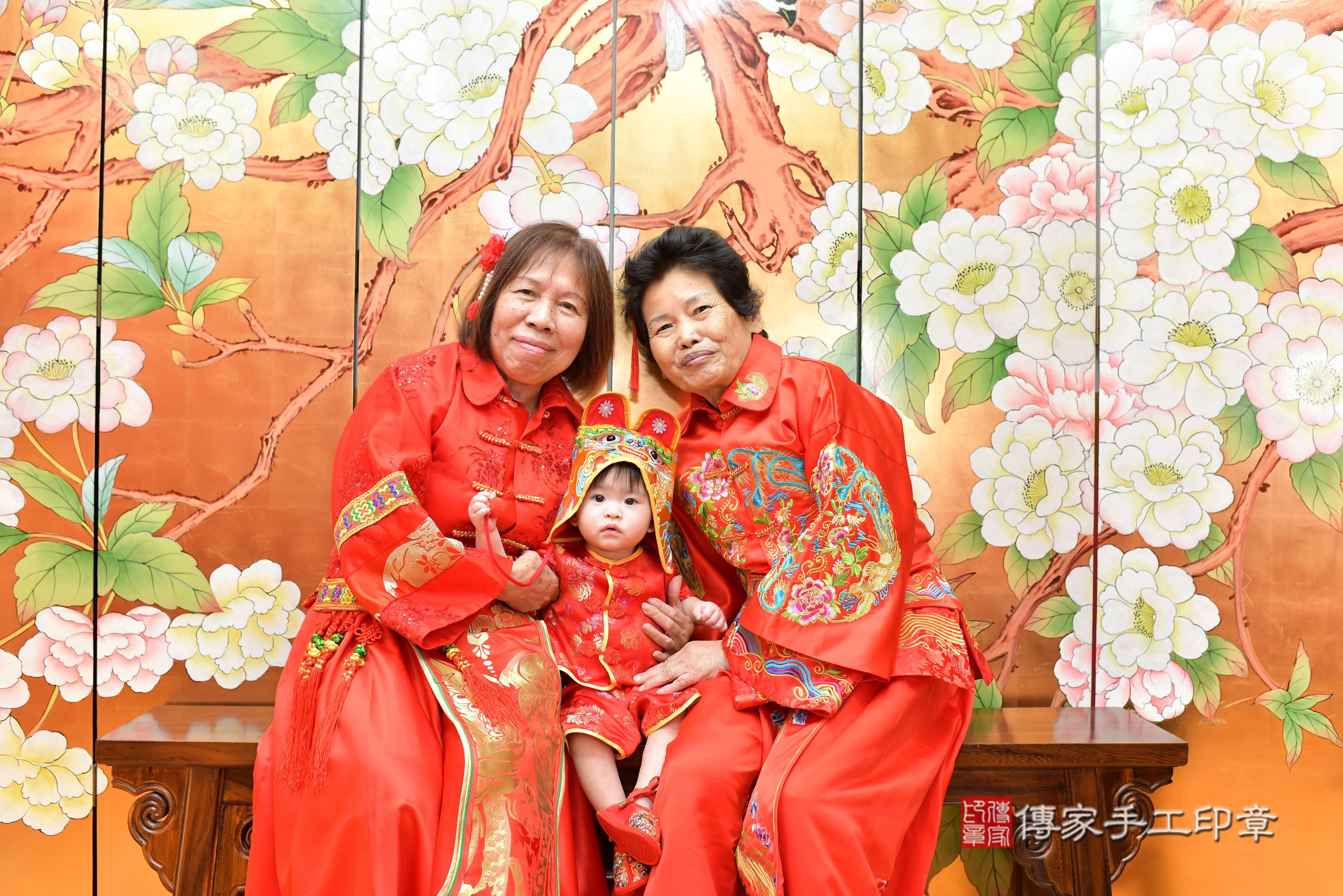 傳家手工印章桃園店、抓周、度脺、美式風會場、傳家嬰兒古禮、吉祥話、抓周道具物品24種、拍照。抓周證書。寶寶抓周、滿周歲、生日快樂、祝福 傳家手工印章桃園店、抓周、度脺、美式風會場、傳家嬰兒古禮、吉祥話、抓周道具物品24種、拍照。抓周證書。寶寶抓周、滿周歲、生日快樂、祝福