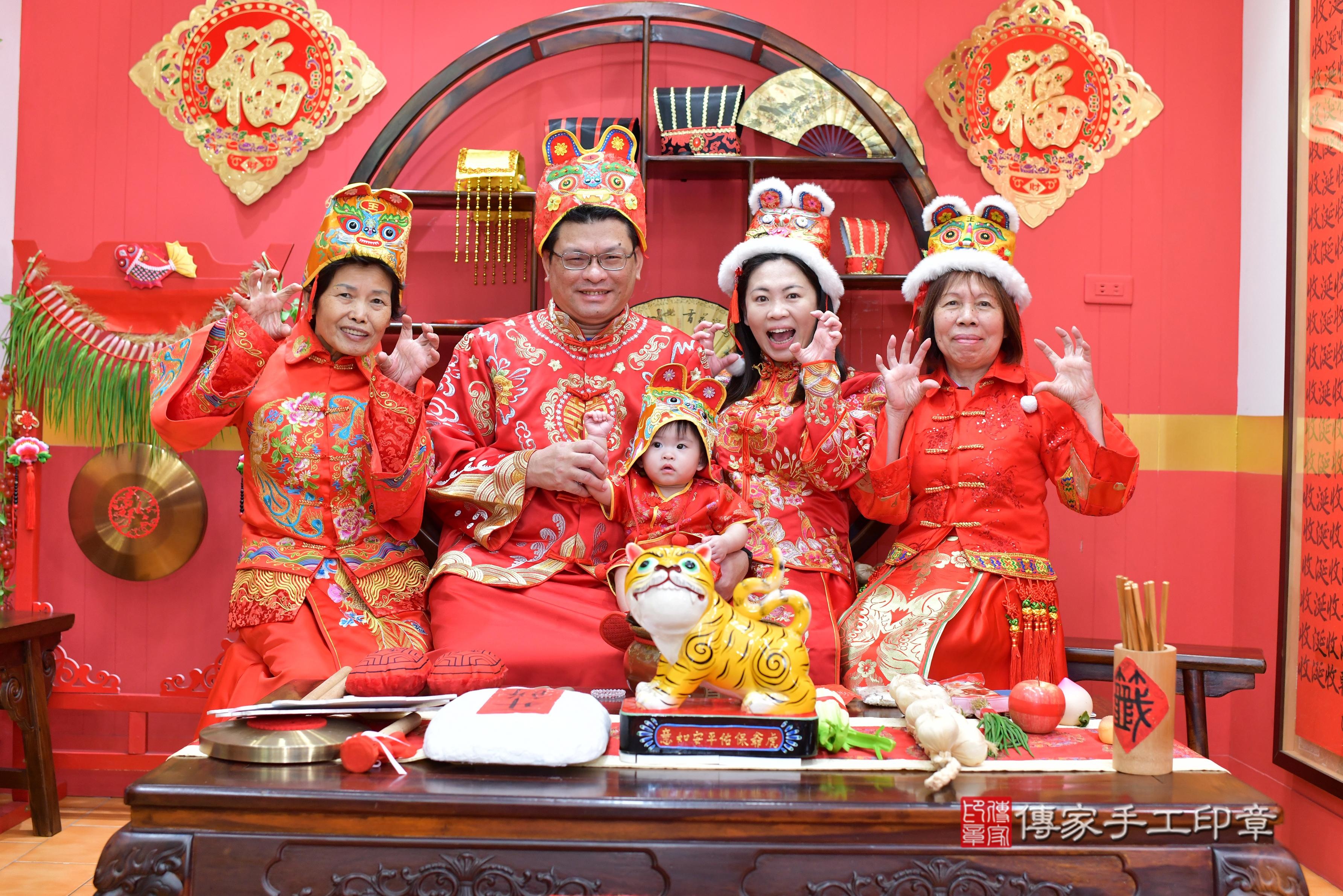 傳家手工印章桃園店、抓周、度脺、美式風會場、傳家嬰兒古禮、吉祥話、抓周道具物品24種、拍照。抓周證書。寶寶抓周、滿周歲、生日快樂、祝福 傳家手工印章桃園店、抓周、度脺、美式風會場、傳家嬰兒古禮、吉祥話、抓周道具物品24種、拍照。抓周證書。寶寶抓周、滿周歲、生日快樂、祝福