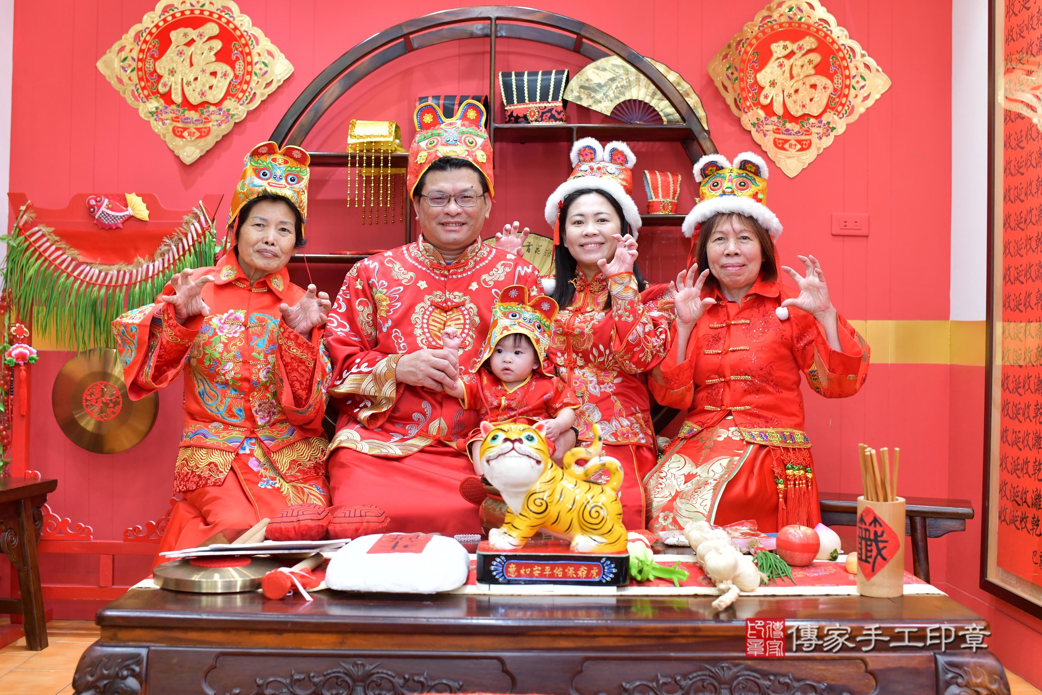 傳家手工印章桃園店、抓周、度脺、美式風會場、傳家嬰兒古禮、吉祥話、抓周道具物品24種、拍照。抓周證書。寶寶抓周、滿周歲、生日快樂、祝福 傳家手工印章桃園店、抓周、度脺、美式風會場、傳家嬰兒古禮、吉祥話、抓周道具物品24種、拍照。抓周證書。寶寶抓周、滿周歲、生日快樂、祝福