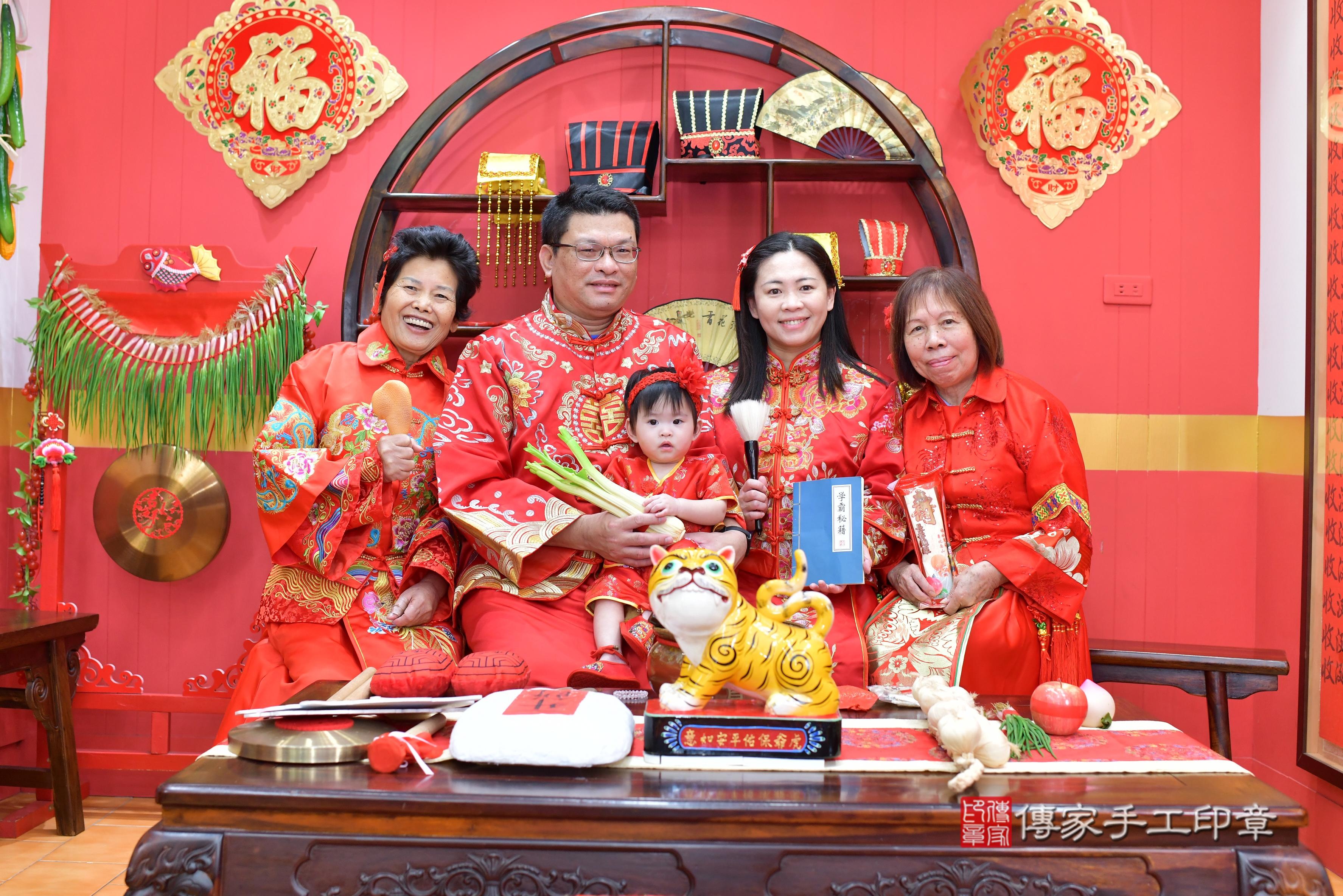 傳家手工印章桃園店、抓周、度脺、美式風會場、傳家嬰兒古禮、吉祥話、抓周道具物品24種、拍照。抓周證書。寶寶抓周、滿周歲、生日快樂、祝福 傳家手工印章桃園店、抓周、度脺、美式風會場、傳家嬰兒古禮、吉祥話、抓周道具物品24種、拍照。抓周證書。寶寶抓周、滿周歲、生日快樂、祝福