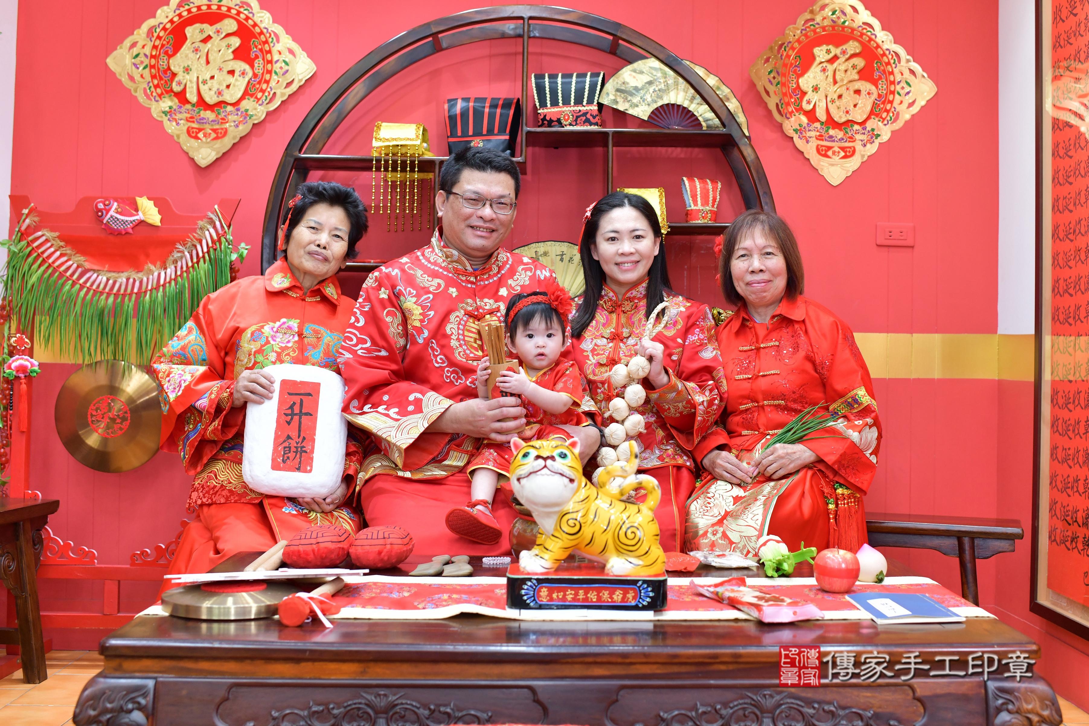 傳家手工印章桃園店、抓周、度脺、美式風會場、傳家嬰兒古禮、吉祥話、抓周道具物品24種、拍照。抓周證書。寶寶抓周、滿周歲、生日快樂、祝福 傳家手工印章桃園店、抓周、度脺、美式風會場、傳家嬰兒古禮、吉祥話、抓周道具物品24種、拍照。抓周證書。寶寶抓周、滿周歲、生日快樂、祝福