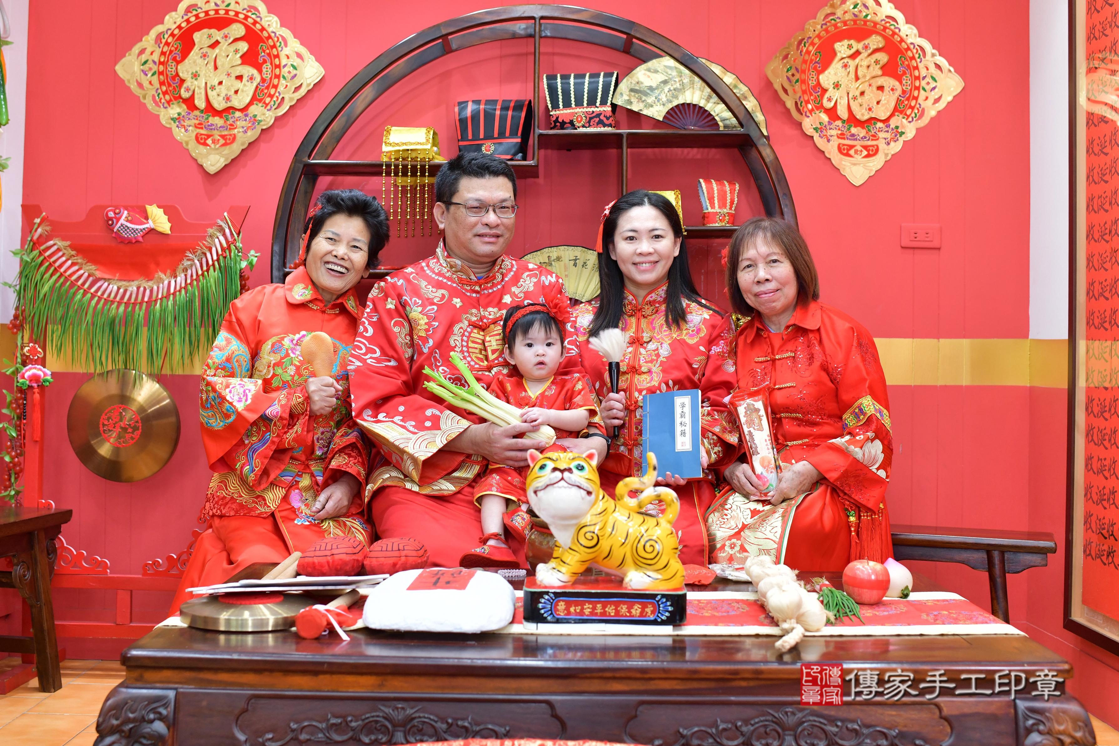 傳家手工印章桃園店、抓周、度脺、美式風會場、傳家嬰兒古禮、吉祥話、抓周道具物品24種、拍照。抓周證書。寶寶抓周、滿周歲、生日快樂、祝福 傳家手工印章桃園店、抓周、度脺、美式風會場、傳家嬰兒古禮、吉祥話、抓周道具物品24種、拍照。抓周證書。寶寶抓周、滿周歲、生日快樂、祝福