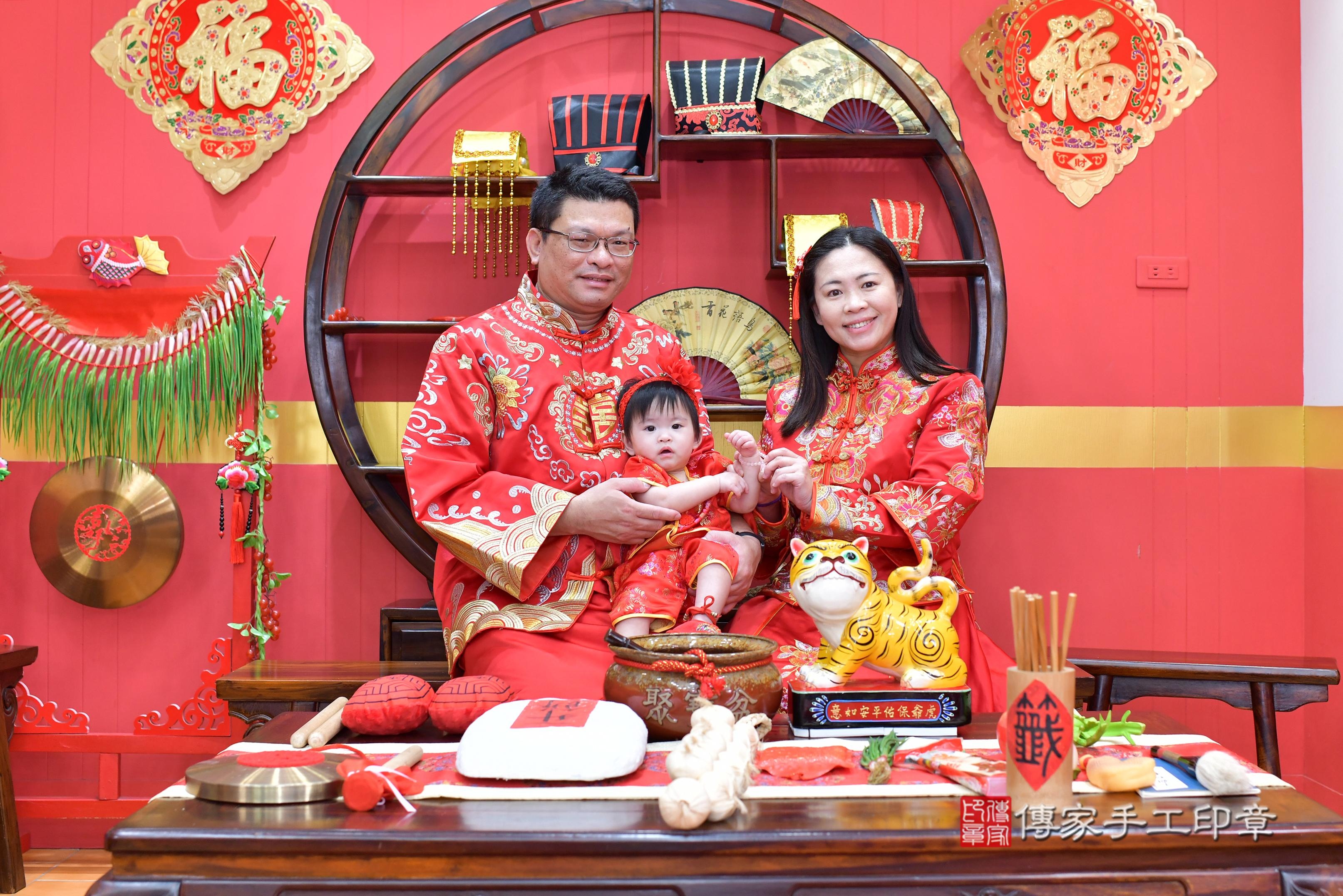 傳家手工印章桃園店、抓周、度脺、美式風會場、傳家嬰兒古禮、吉祥話、抓周道具物品24種、拍照。抓周證書。寶寶抓周、滿周歲、生日快樂、祝福 傳家手工印章桃園店、抓周、度脺、美式風會場、傳家嬰兒古禮、吉祥話、抓周道具物品24種、拍照。抓周證書。寶寶抓周、滿周歲、生日快樂、祝福