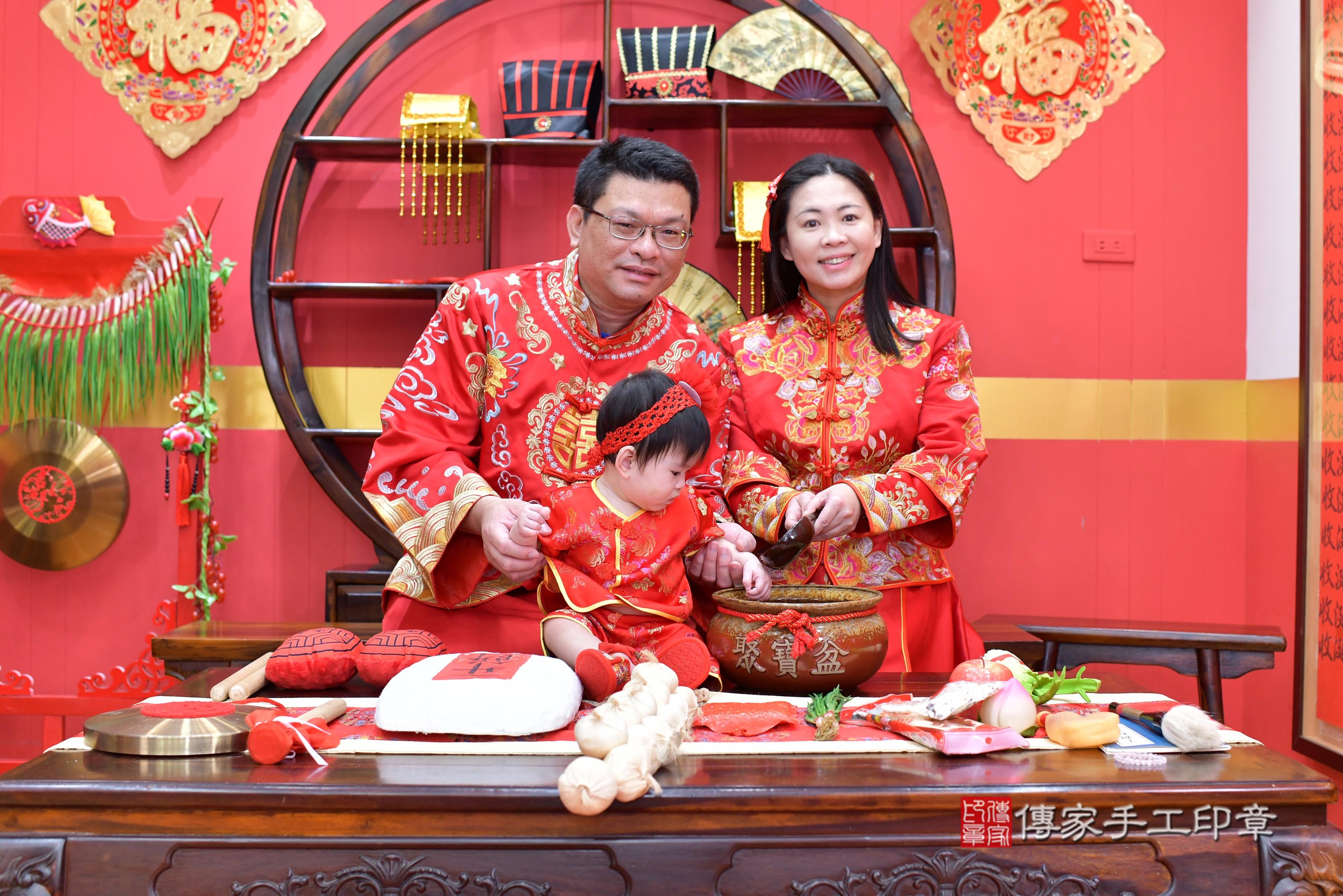 傳家手工印章桃園店、抓周、度脺、美式風會場、傳家嬰兒古禮、吉祥話、抓周道具物品24種、拍照。抓周證書。寶寶抓周、滿周歲、生日快樂、祝福 傳家手工印章桃園店、抓周、度脺、美式風會場、傳家嬰兒古禮、吉祥話、抓周道具物品24種、拍照。抓周證書。寶寶抓周、滿周歲、生日快樂、祝福