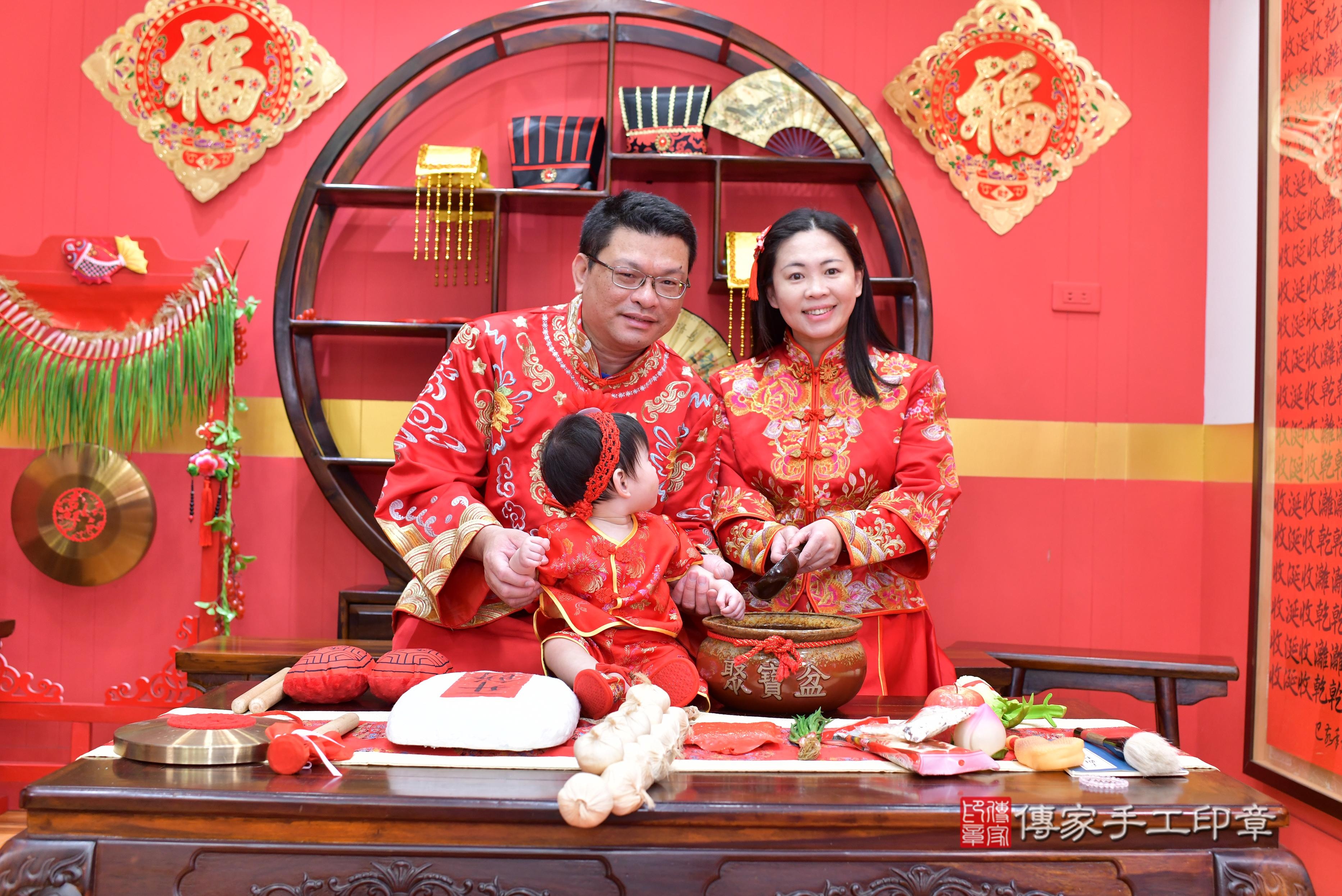 傳家手工印章桃園店、抓周、度脺、美式風會場、傳家嬰兒古禮、吉祥話、抓周道具物品24種、拍照。抓周證書。寶寶抓周、滿周歲、生日快樂、祝福 傳家手工印章桃園店、抓周、度脺、美式風會場、傳家嬰兒古禮、吉祥話、抓周道具物品24種、拍照。抓周證書。寶寶抓周、滿周歲、生日快樂、祝福