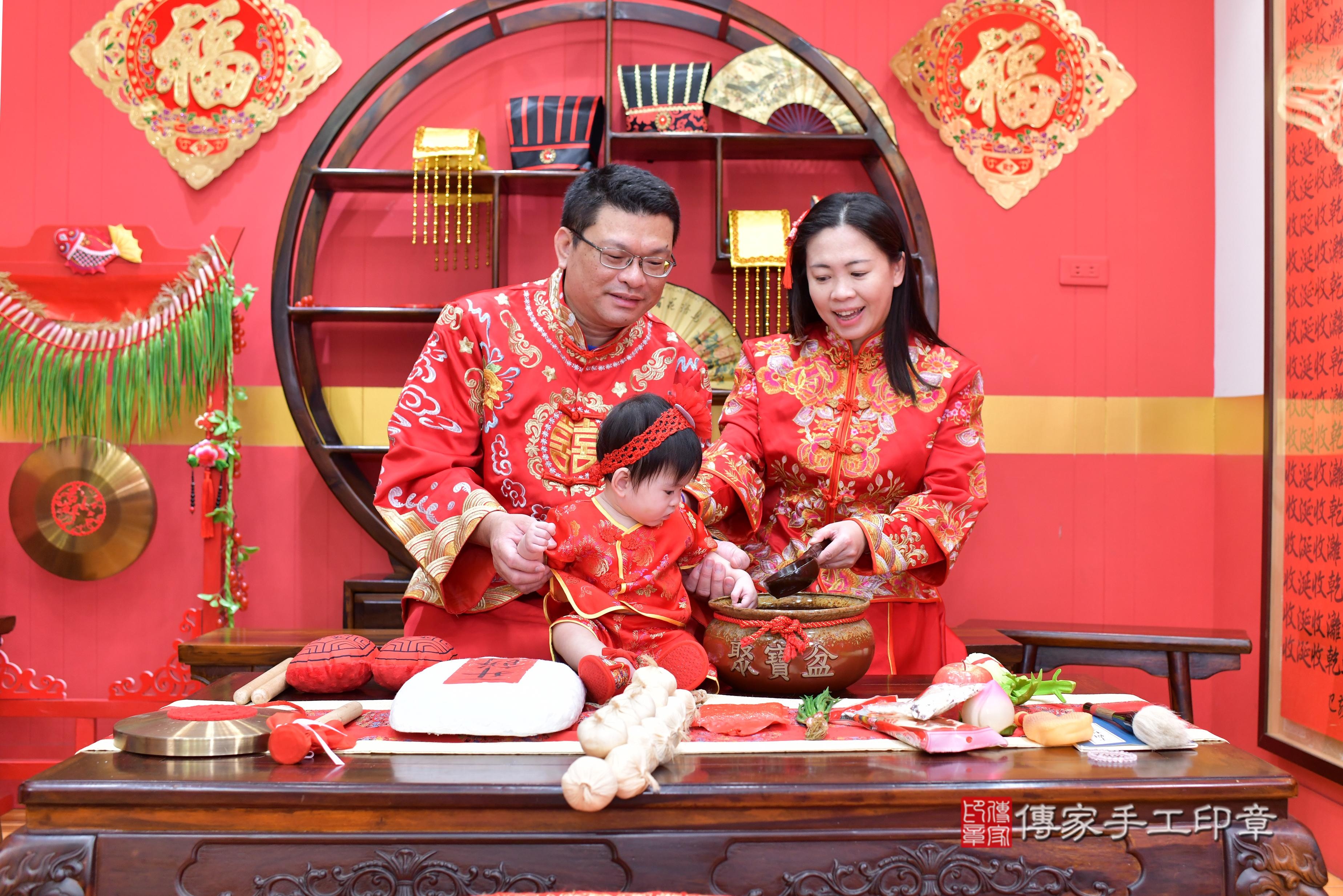 傳家手工印章桃園店、抓周、度脺、美式風會場、傳家嬰兒古禮、吉祥話、抓周道具物品24種、拍照。抓周證書。寶寶抓周、滿周歲、生日快樂、祝福 傳家手工印章桃園店、抓周、度脺、美式風會場、傳家嬰兒古禮、吉祥話、抓周道具物品24種、拍照。抓周證書。寶寶抓周、滿周歲、生日快樂、祝福