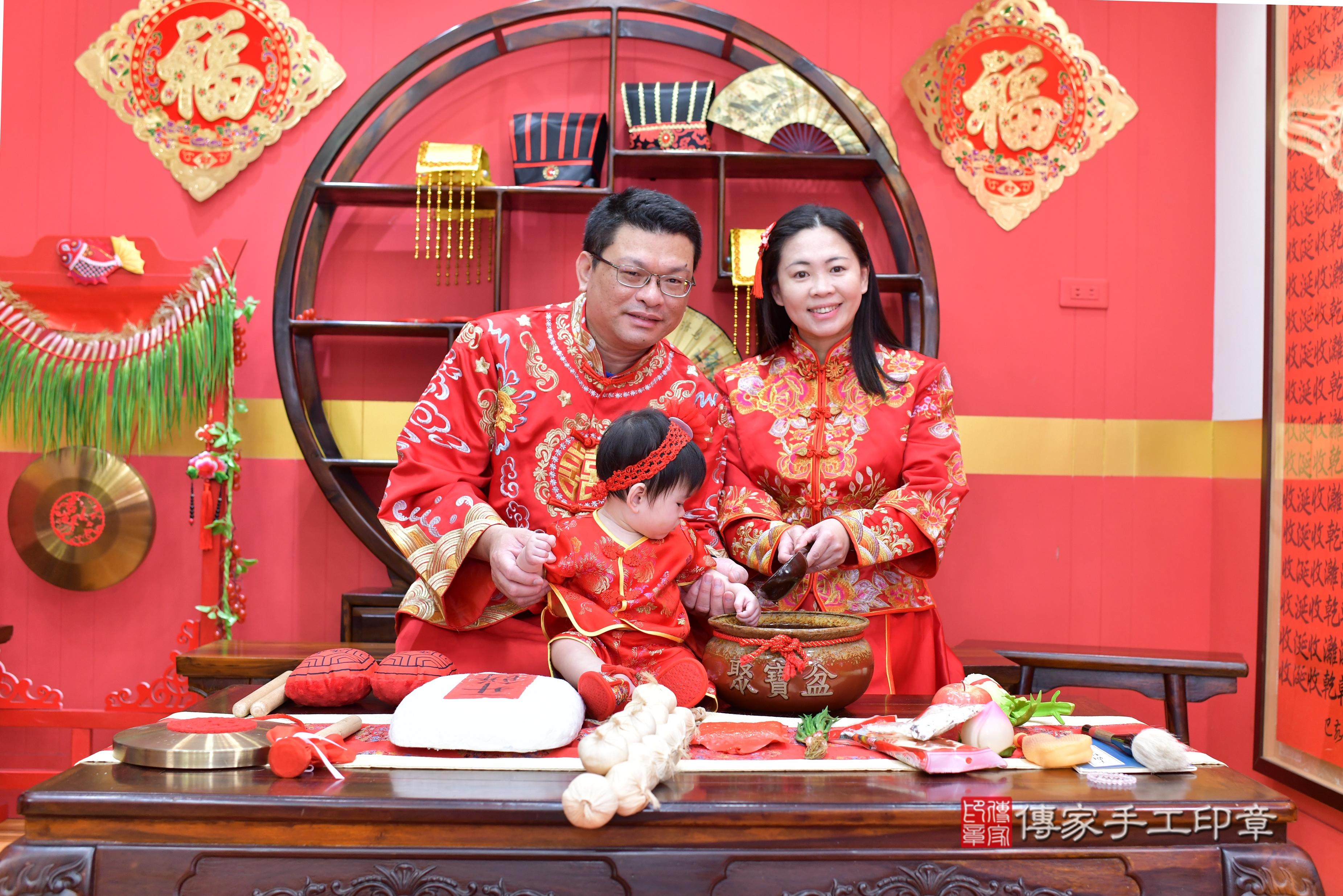 傳家手工印章桃園店、抓周、度脺、美式風會場、傳家嬰兒古禮、吉祥話、抓周道具物品24種、拍照。抓周證書。寶寶抓周、滿周歲、生日快樂、祝福 傳家手工印章桃園店、抓周、度脺、美式風會場、傳家嬰兒古禮、吉祥話、抓周道具物品24種、拍照。抓周證書。寶寶抓周、滿周歲、生日快樂、祝福