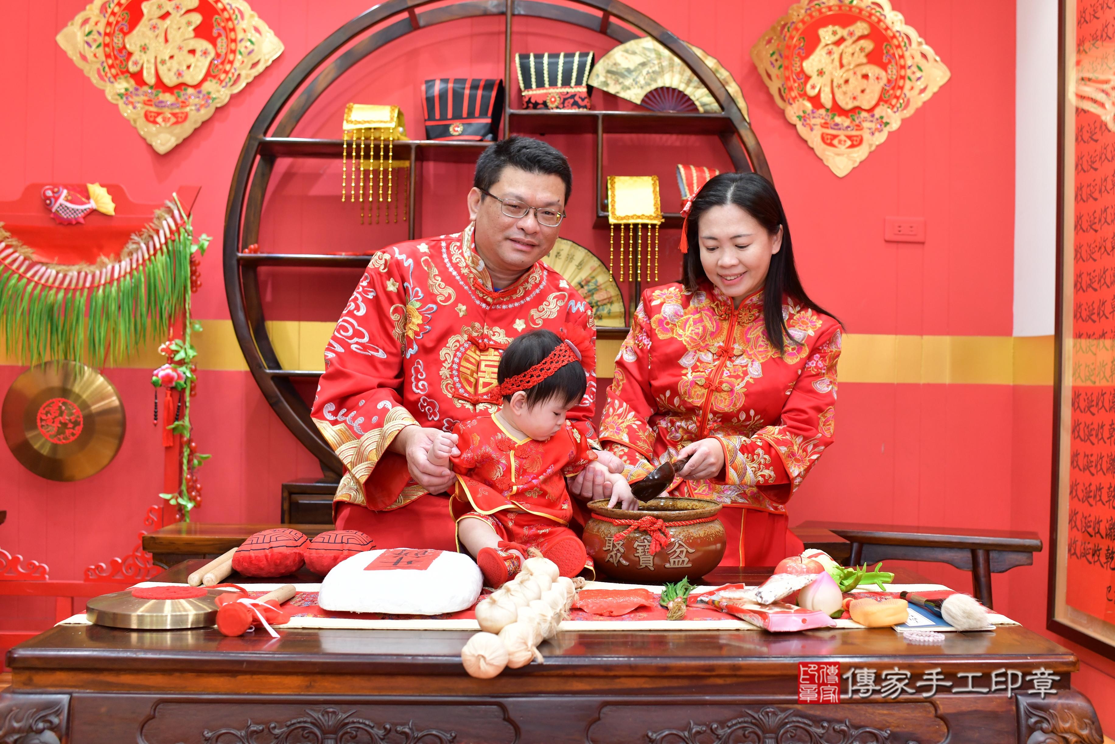 傳家手工印章桃園店、抓周、度脺、美式風會場、傳家嬰兒古禮、吉祥話、抓周道具物品24種、拍照。抓周證書。寶寶抓周、滿周歲、生日快樂、祝福 傳家手工印章桃園店、抓周、度脺、美式風會場、傳家嬰兒古禮、吉祥話、抓周道具物品24種、拍照。抓周證書。寶寶抓周、滿周歲、生日快樂、祝福