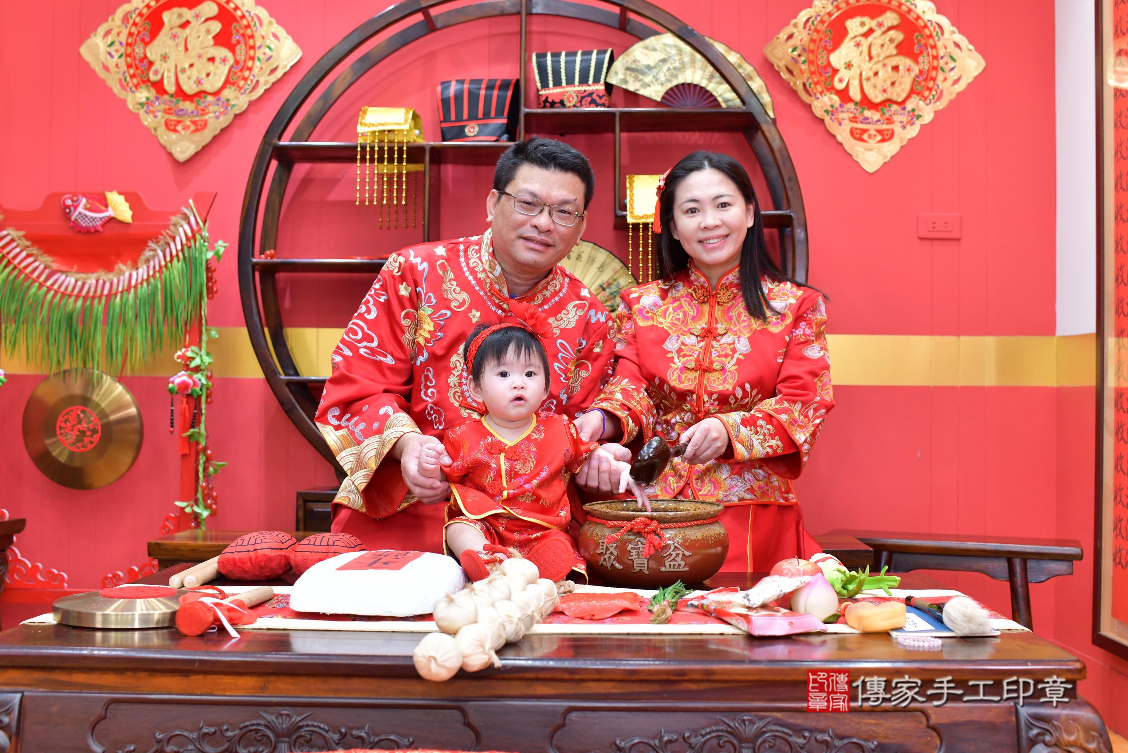 傳家手工印章桃園店、抓周、度脺、美式風會場、傳家嬰兒古禮、吉祥話、抓周道具物品24種、拍照。抓周證書。寶寶抓周、滿周歲、生日快樂、祝福 傳家手工印章桃園店、抓周、度脺、美式風會場、傳家嬰兒古禮、吉祥話、抓周道具物品24種、拍照。抓周證書。寶寶抓周、滿周歲、生日快樂、祝福