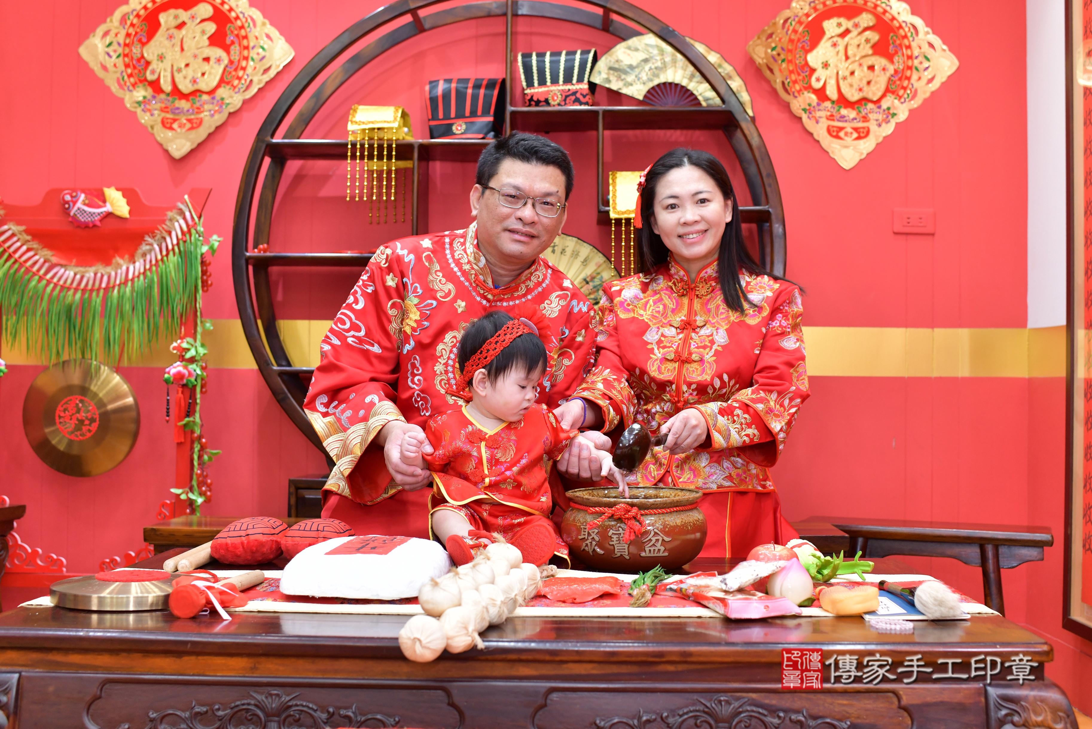 傳家手工印章桃園店、抓周、度脺、美式風會場、傳家嬰兒古禮、吉祥話、抓周道具物品24種、拍照。抓周證書。寶寶抓周、滿周歲、生日快樂、祝福