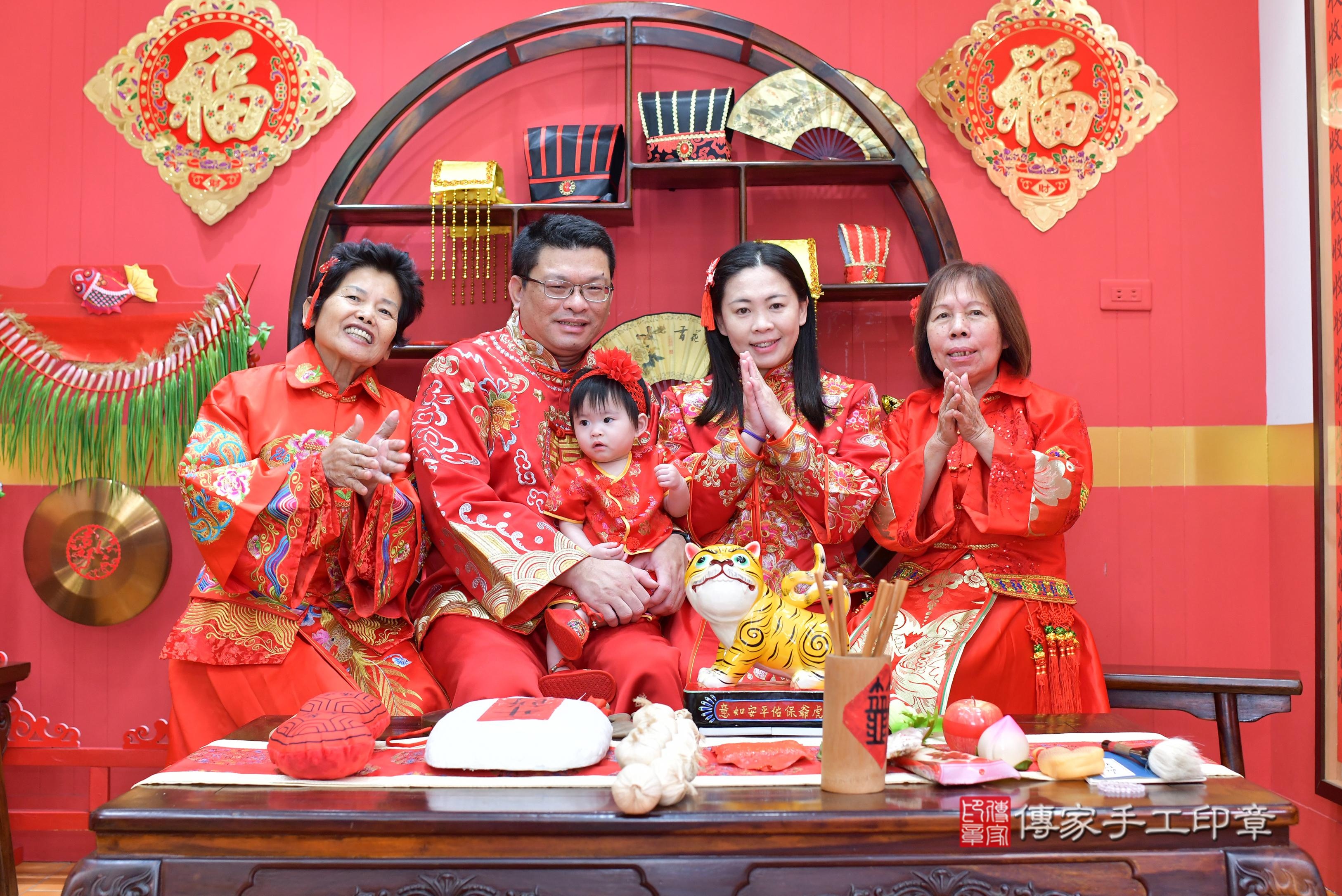 傳家手工印章桃園店、抓周、度脺、美式風會場、傳家嬰兒古禮、吉祥話、抓周道具物品24種、拍照。抓周證書。寶寶抓周、滿周歲、生日快樂、祝福 傳家手工印章桃園店、抓周、度脺、美式風會場、傳家嬰兒古禮、吉祥話、抓周道具物品24種、拍照。抓周證書。寶寶抓周、滿周歲、生日快樂、祝福