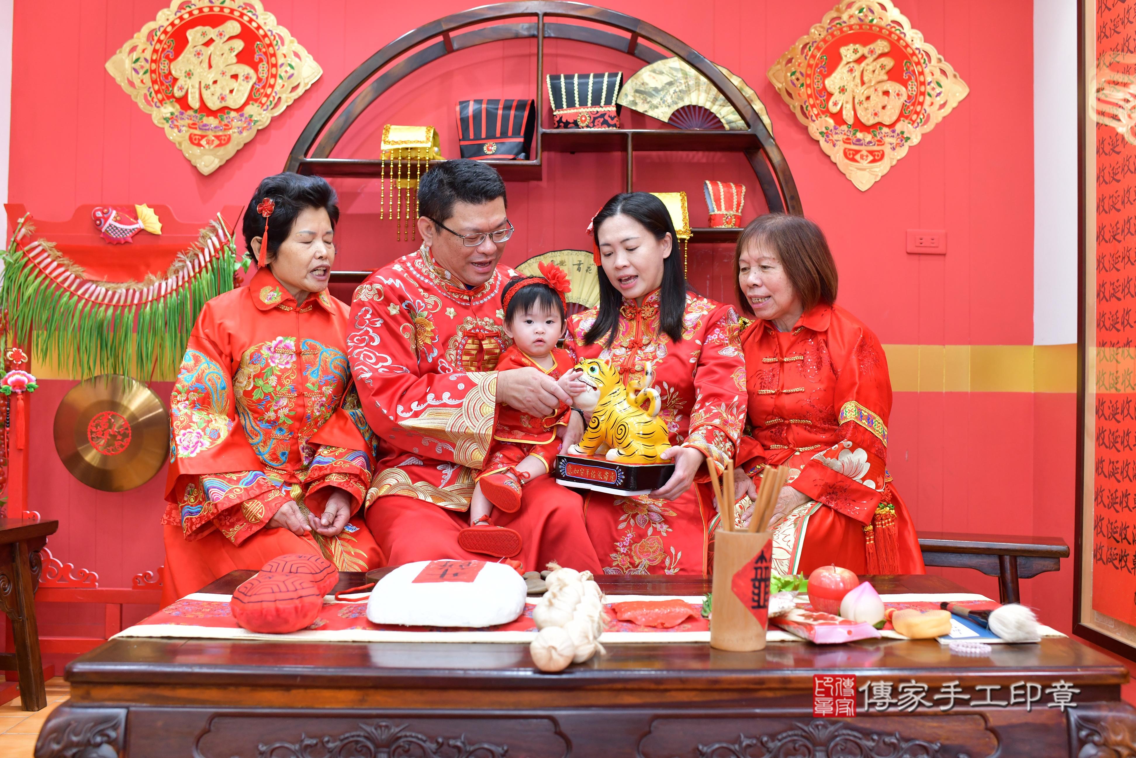 傳家手工印章桃園店、抓周、度脺、美式風會場、傳家嬰兒古禮、吉祥話、抓周道具物品24種、拍照。抓周證書。寶寶抓周、滿周歲、生日快樂、祝福 傳家手工印章桃園店、抓周、度脺、美式風會場、傳家嬰兒古禮、吉祥話、抓周道具物品24種、拍照。抓周證書。寶寶抓周、滿周歲、生日快樂、祝福