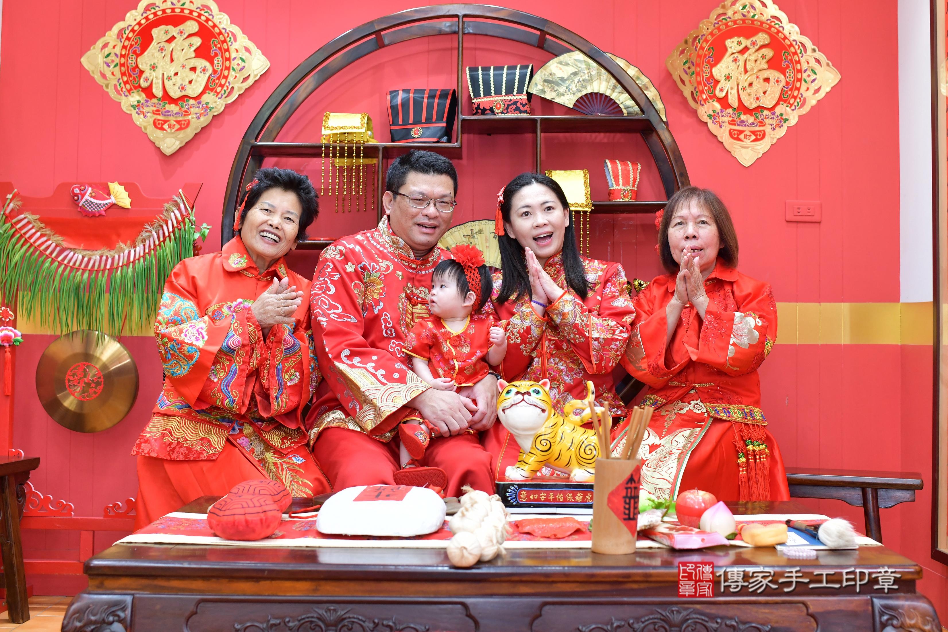 傳家手工印章桃園店、抓周、度脺、美式風會場、傳家嬰兒古禮、吉祥話、抓周道具物品24種、拍照。抓周證書。寶寶抓周、滿周歲、生日快樂、祝福 傳家手工印章桃園店、抓周、度脺、美式風會場、傳家嬰兒古禮、吉祥話、抓周道具物品24種、拍照。抓周證書。寶寶抓周、滿周歲、生日快樂、祝福