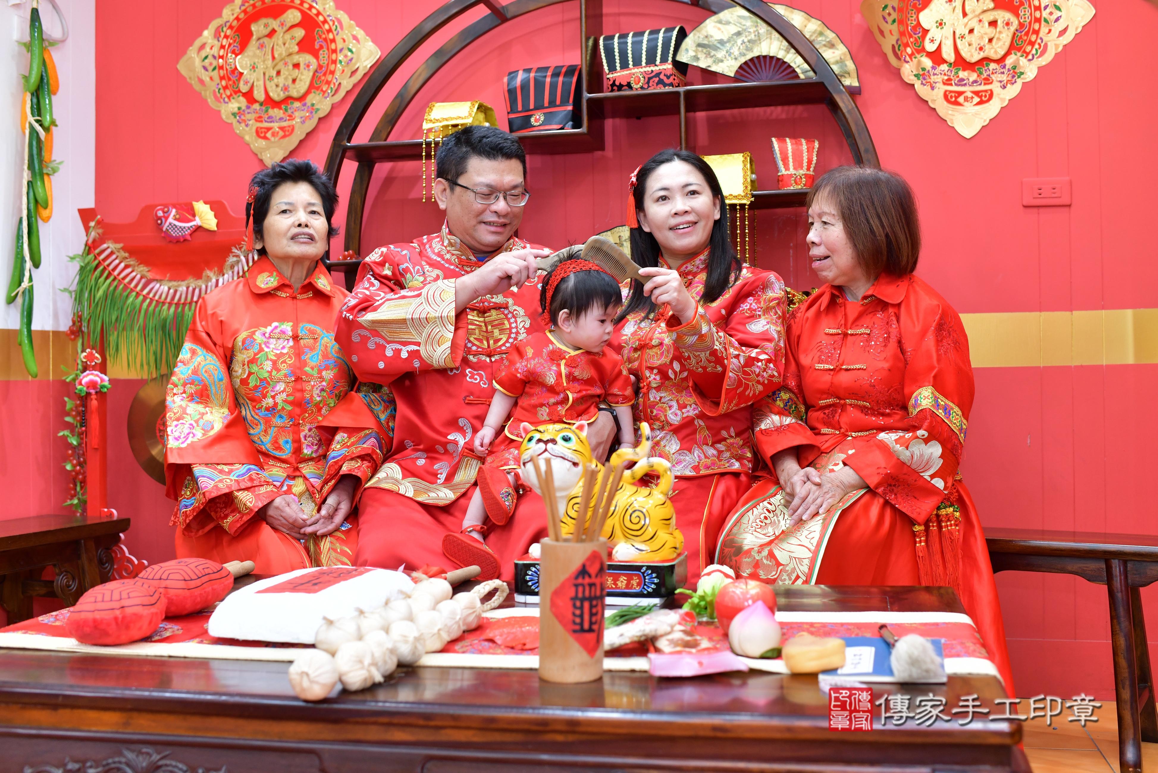 傳家手工印章桃園店、抓周、度脺、美式風會場、傳家嬰兒古禮、吉祥話、抓周道具物品24種、拍照。抓周證書。寶寶抓周、滿周歲、生日快樂、祝福 傳家手工印章桃園店、抓周、度脺、美式風會場、傳家嬰兒古禮、吉祥話、抓周道具物品24種、拍照。抓周證書。寶寶抓周、滿周歲、生日快樂、祝福