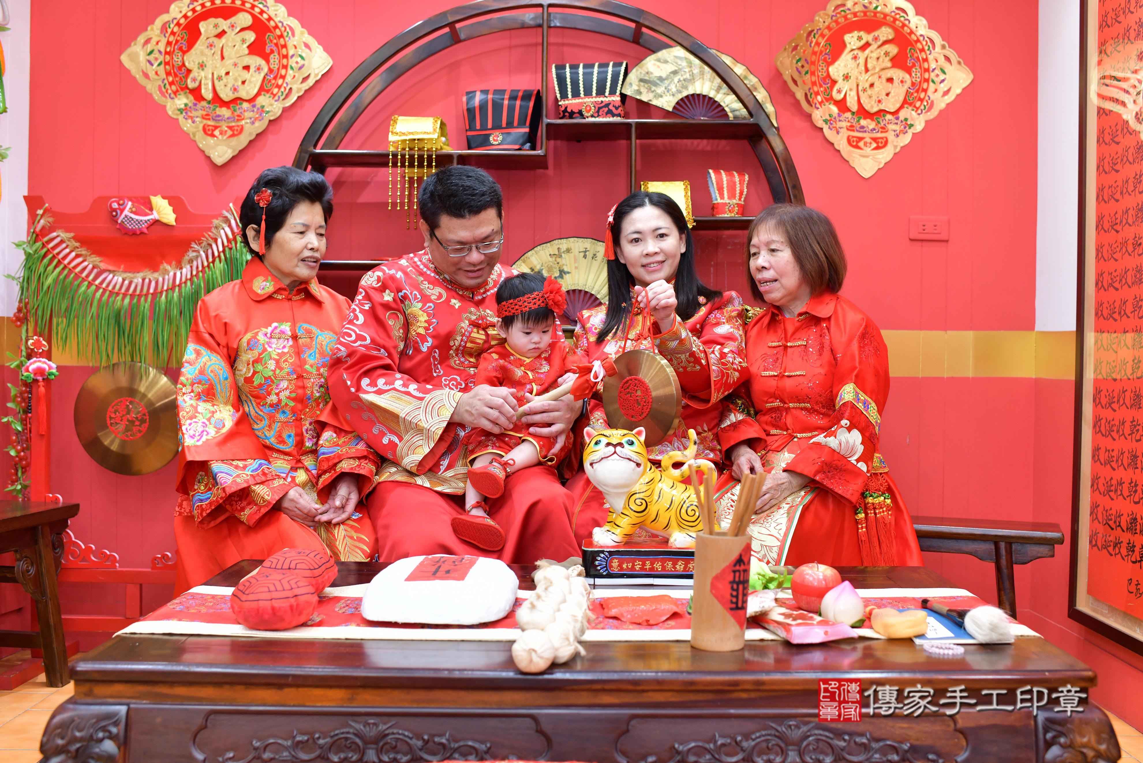 傳家手工印章桃園店、抓周、度脺、美式風會場、傳家嬰兒古禮、吉祥話、抓周道具物品24種、拍照。抓周證書。寶寶抓周、滿周歲、生日快樂、祝福 傳家手工印章桃園店、抓周、度脺、美式風會場、傳家嬰兒古禮、吉祥話、抓周道具物品24種、拍照。抓周證書。寶寶抓周、滿周歲、生日快樂、祝福