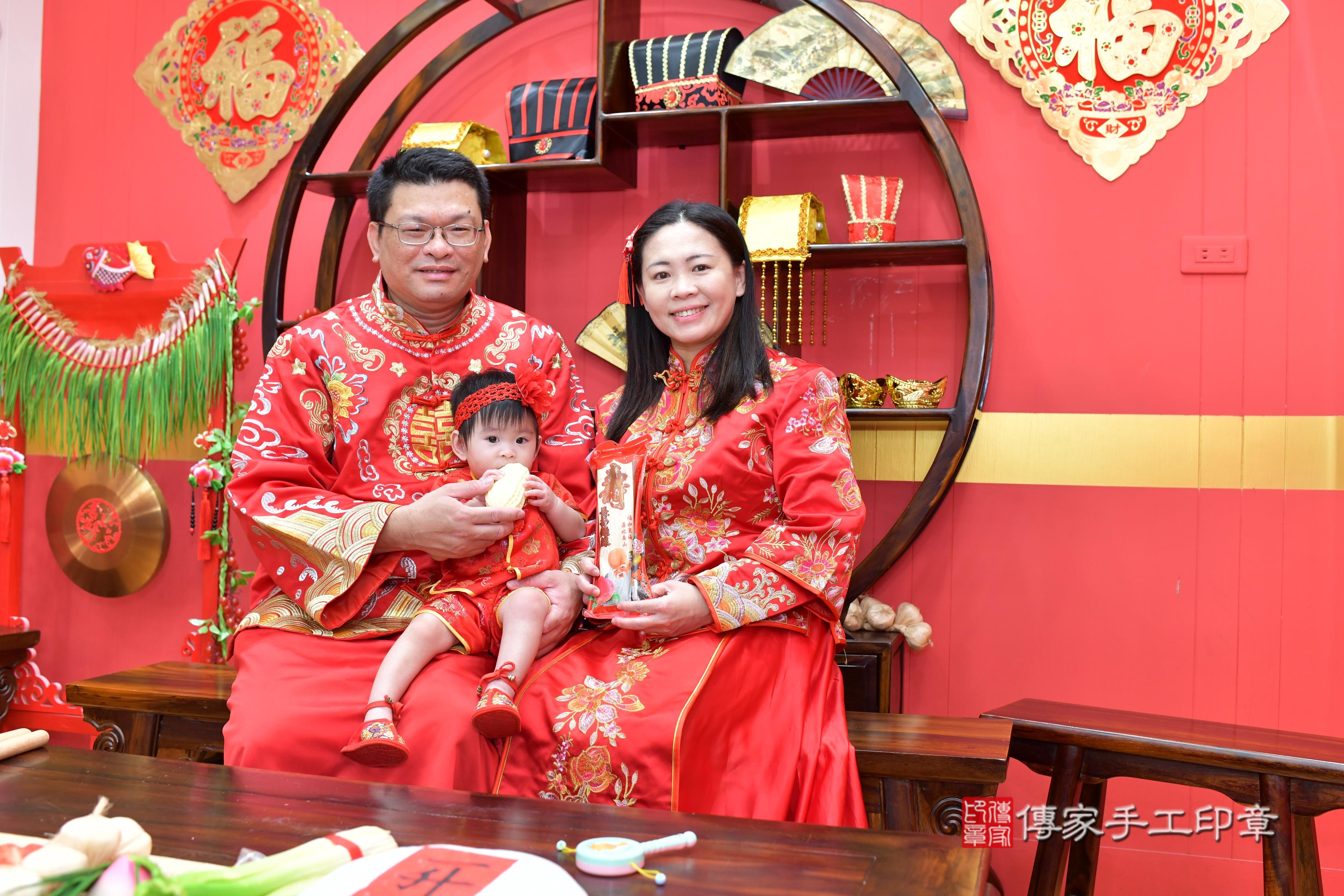 傳家手工印章桃園店、抓周、度脺、美式風會場、傳家嬰兒古禮、吉祥話、抓周道具物品24種、拍照。抓周證書。寶寶抓周、滿周歲、生日快樂、祝福 傳家手工印章桃園店、抓周、度脺、美式風會場、傳家嬰兒古禮、吉祥話、抓周道具物品24種、拍照。抓周證書。寶寶抓周、滿周歲、生日快樂、祝福