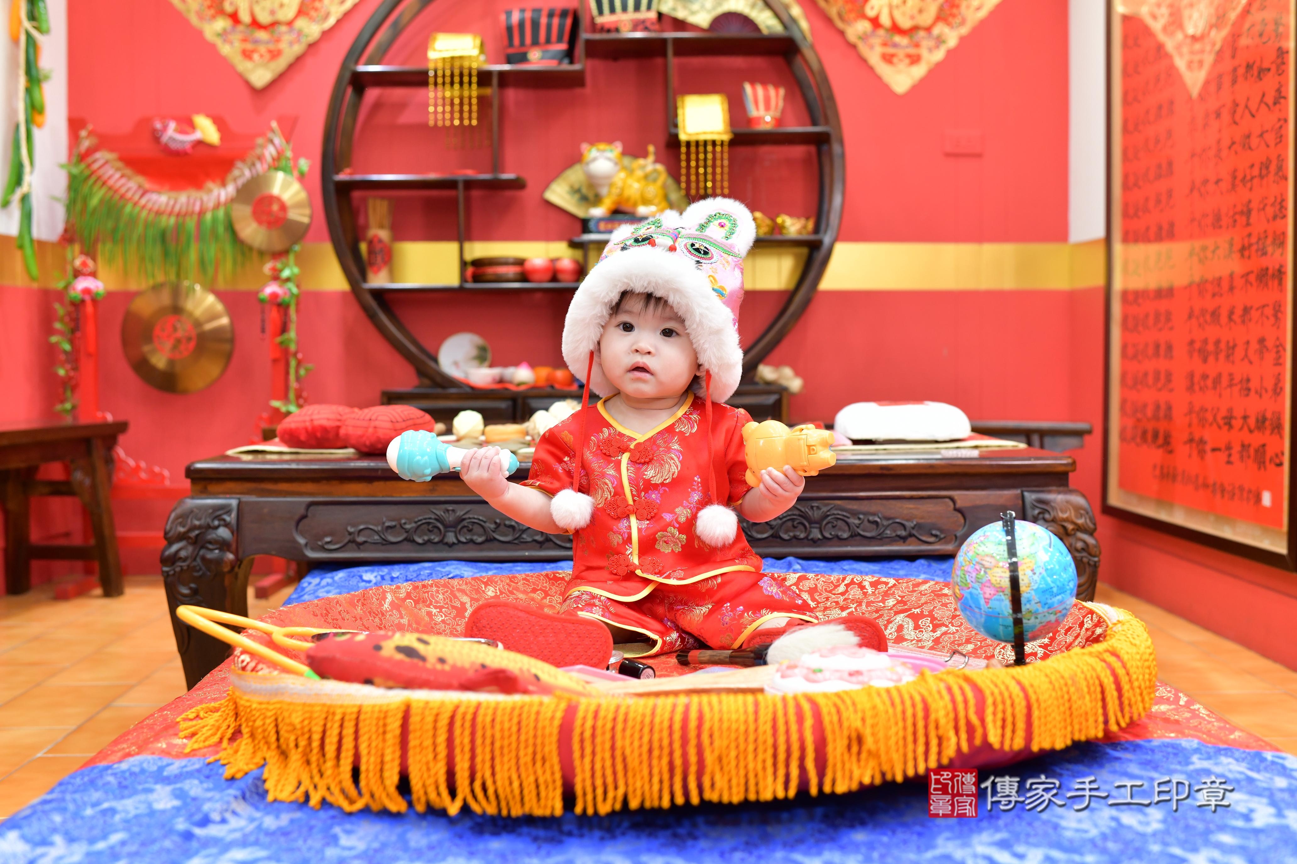 傳家手工印章桃園店、抓周、度脺、美式風會場、傳家嬰兒古禮、吉祥話、抓周道具物品24種、拍照。抓周證書。寶寶抓周、滿周歲、生日快樂、祝福 傳家手工印章桃園店、抓周、度脺、美式風會場、傳家嬰兒古禮、吉祥話、抓周道具物品24種、拍照。抓周證書。寶寶抓周、滿周歲、生日快樂、祝福