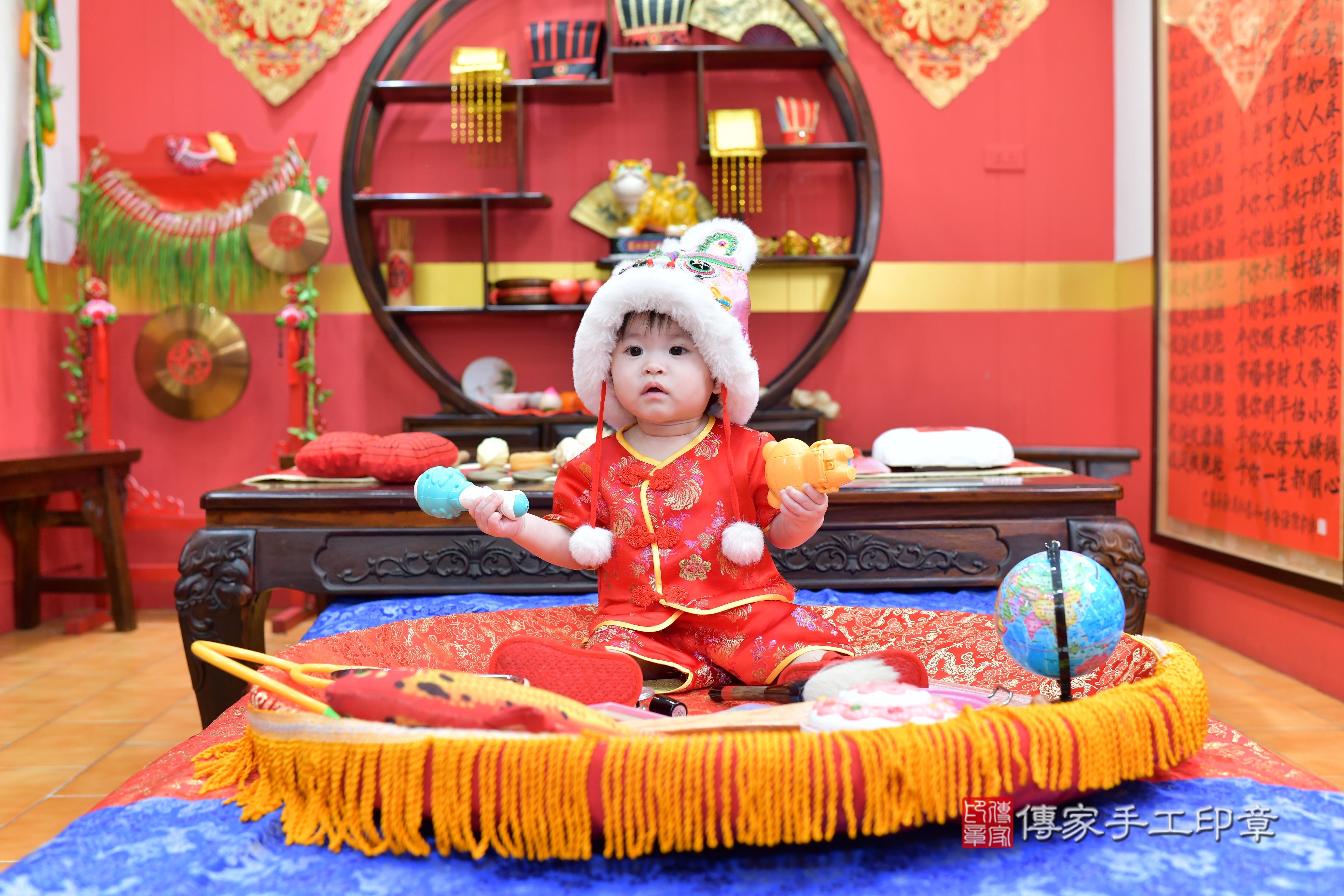 傳家手工印章桃園店、抓周、度脺、美式風會場、傳家嬰兒古禮、吉祥話、抓周道具物品24種、拍照。抓周證書。寶寶抓周、滿周歲、生日快樂、祝福 傳家手工印章桃園店、抓周、度脺、美式風會場、傳家嬰兒古禮、吉祥話、抓周道具物品24種、拍照。抓周證書。寶寶抓周、滿周歲、生日快樂、祝福